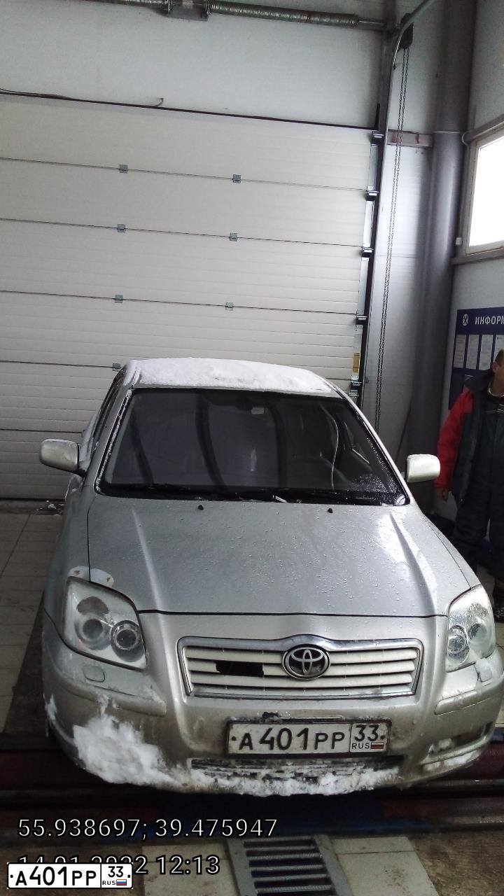 Фото автомобиля TOYOTA AVENSIS, 2004 — госномер А401РР33. Цвет: Серебристый
