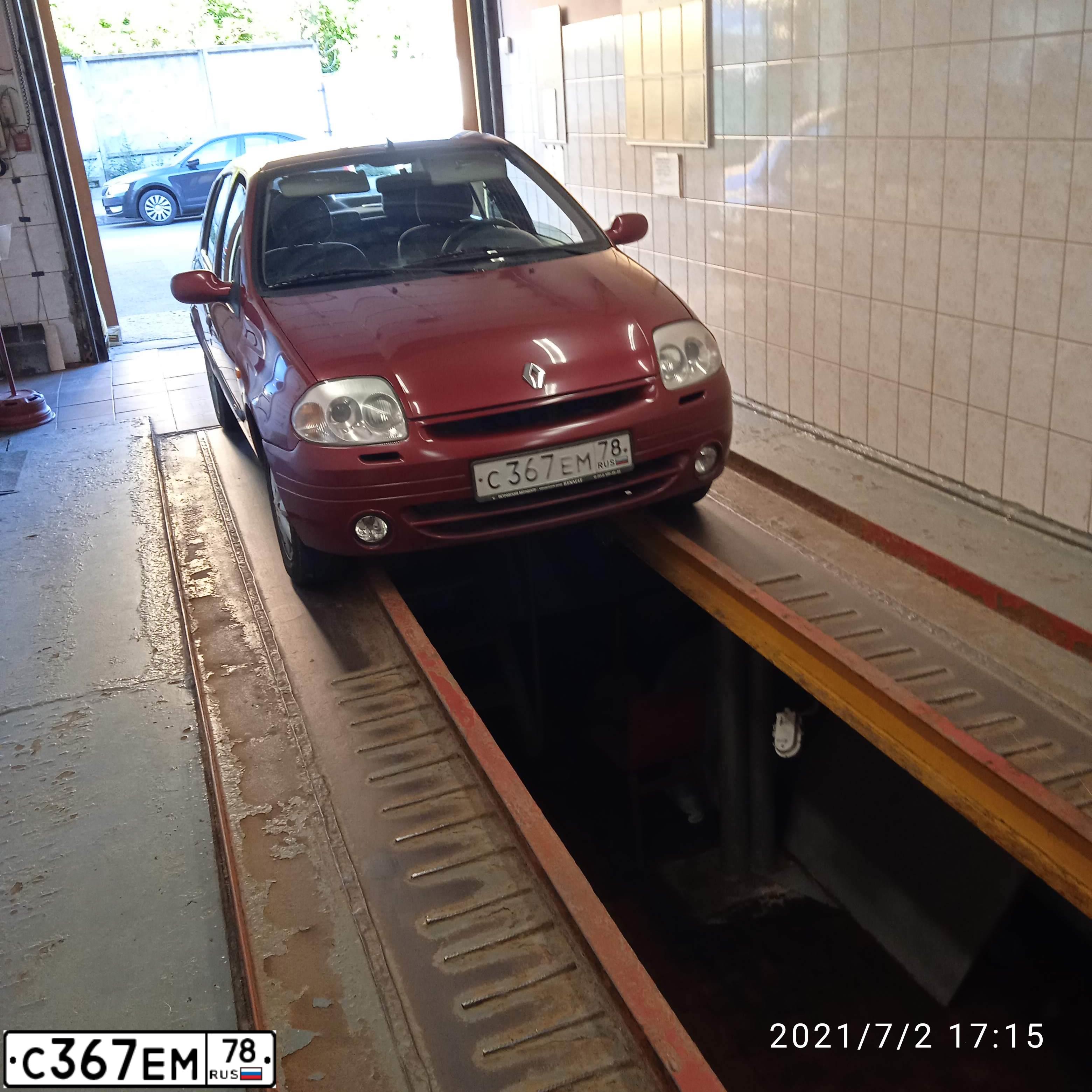 Фото автомобиля RENAULT CLIO, 2001 — госномер С367ЕМ78. Цвет: КРАСНЫЙ