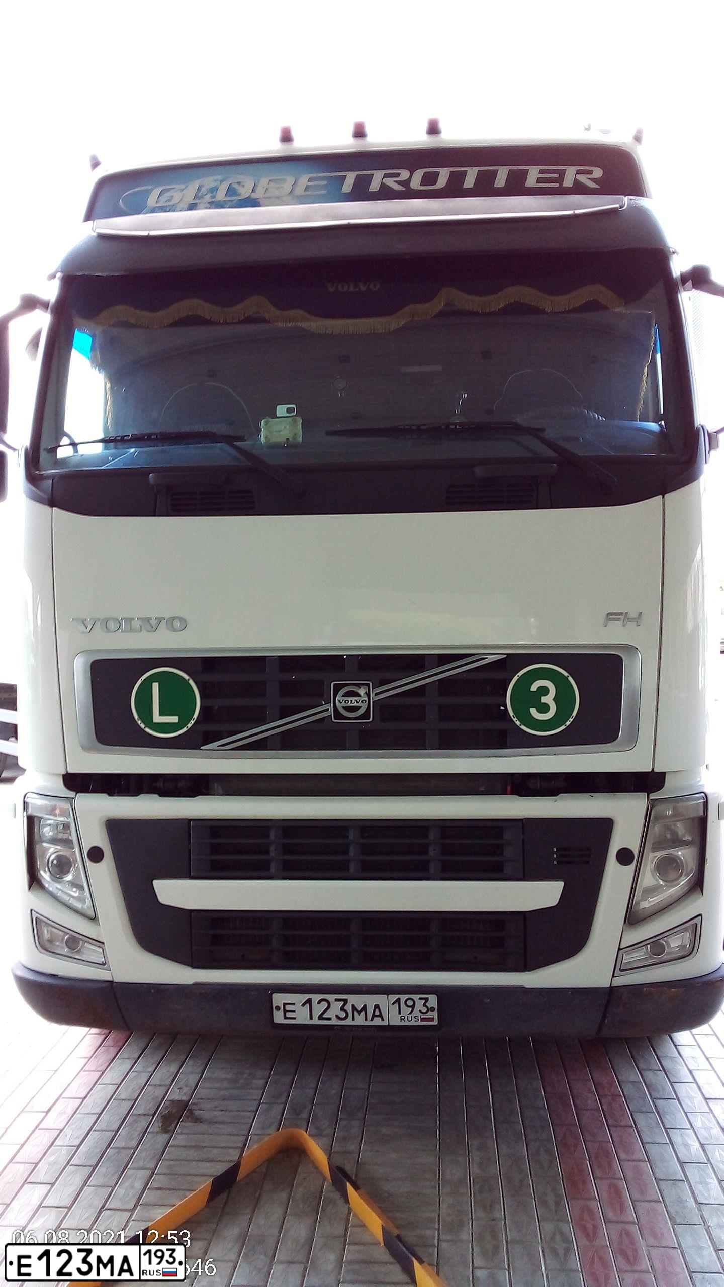 Фото автомобиля VOLVO SERIE FH /4X2/, 2012 — госномер Е123МА193. Цвет: Белый