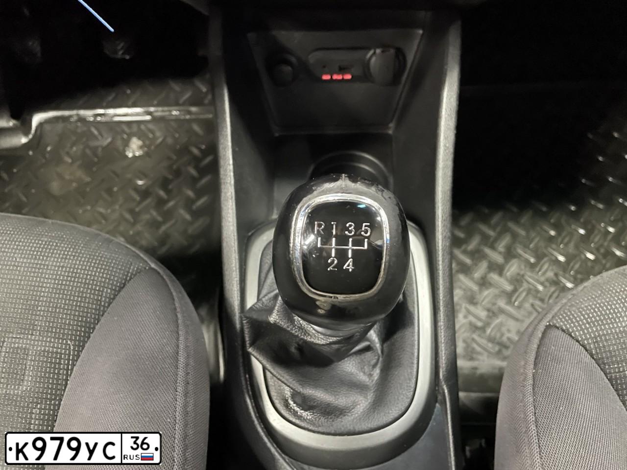 Фото автомобиля KIA RIO, 2012 — госномер О683ЕУ136. Цвет: СЕРЫЙ