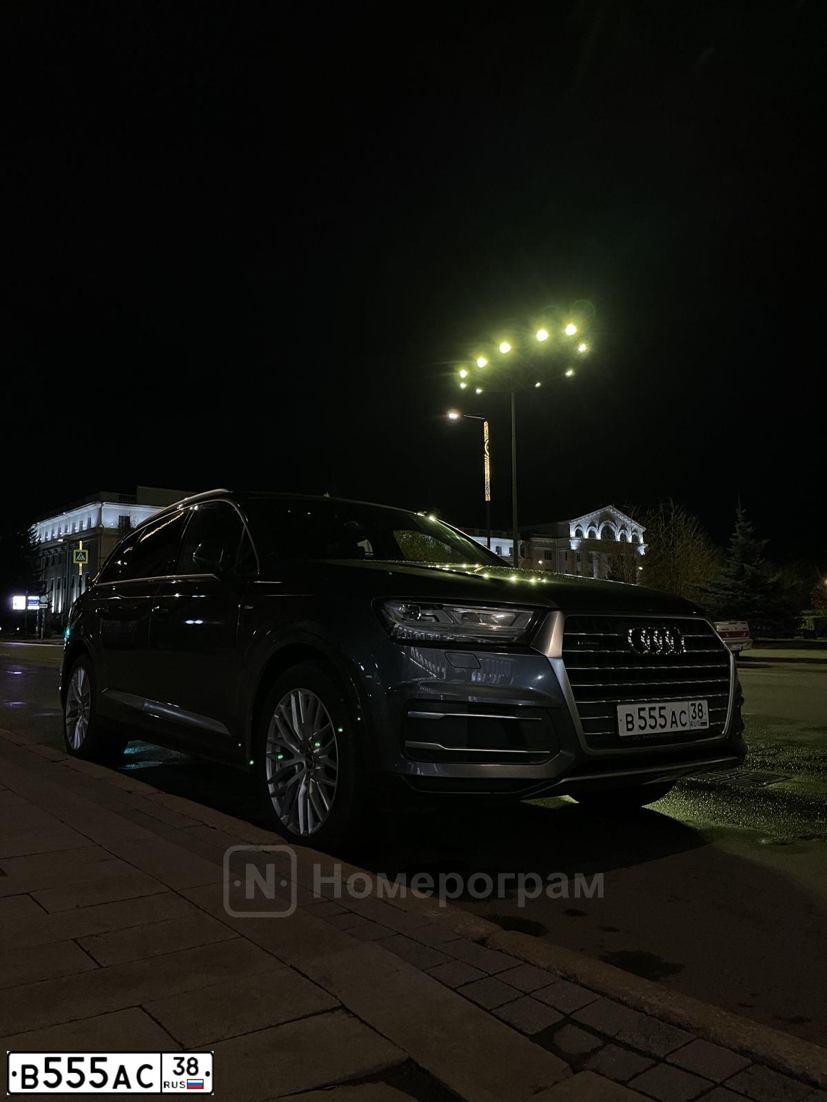 Фото автомобиля AUDI Q7, 2019 — госномер В555АС38. Цвет: Серый