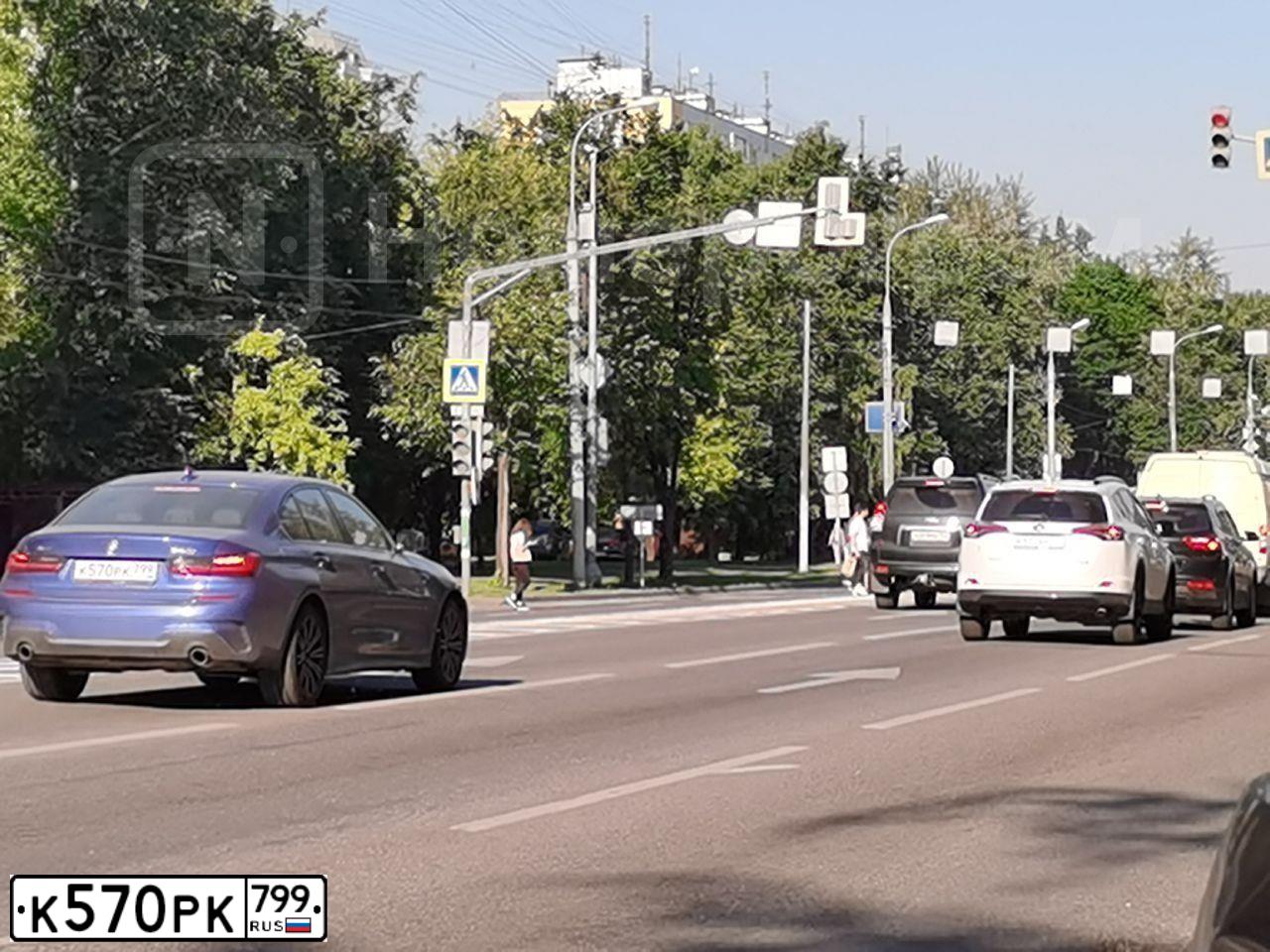 Фото автомобиля BMW SERIE 3, 2019 — госномер К570РК799. Цвет: СИНИЙ