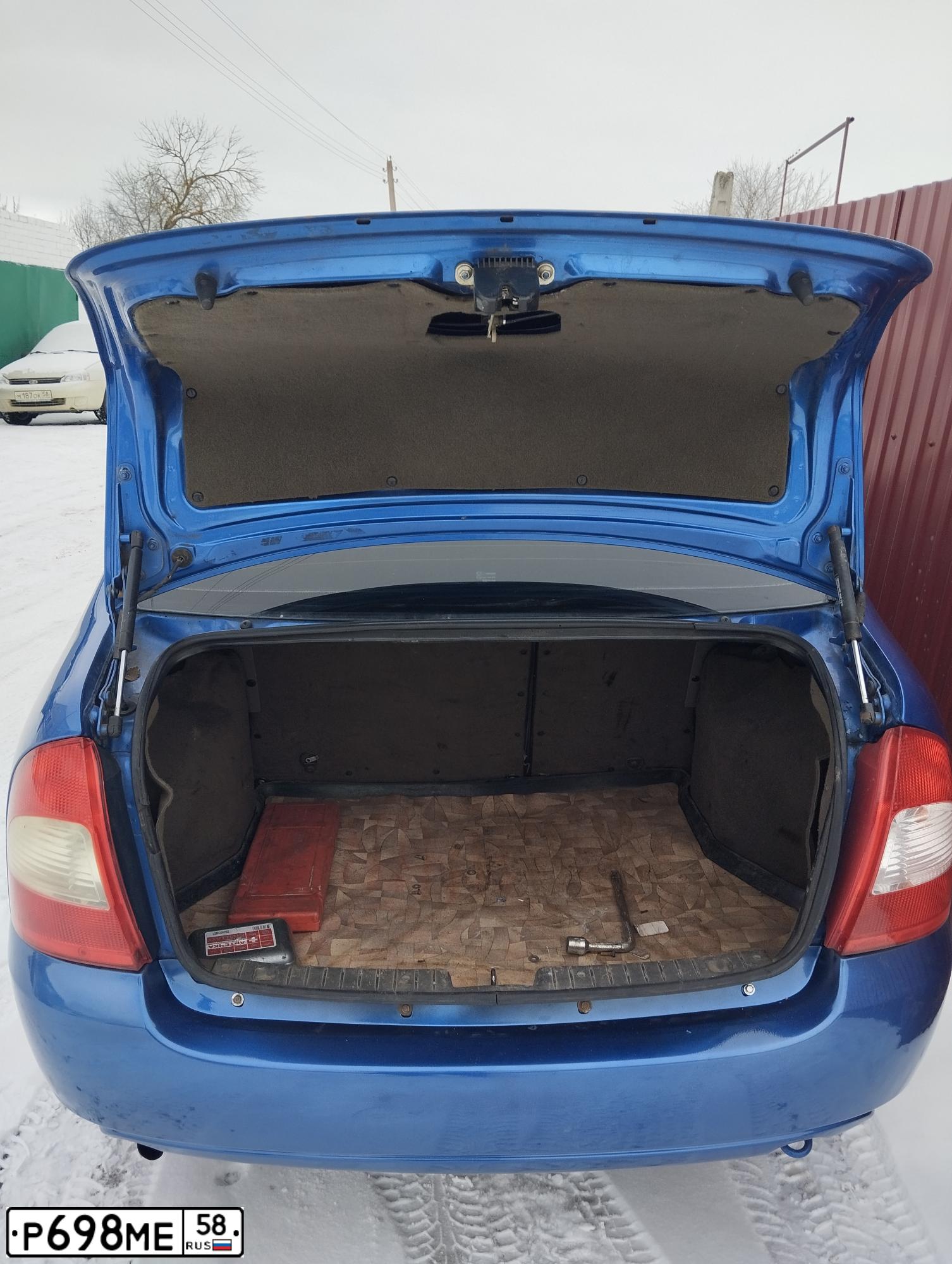 Фото автомобиля LADA 1118 KALINA, 2006 — госномер Р698МЕ58. Цвет: ЯРКО-СИНИЙ