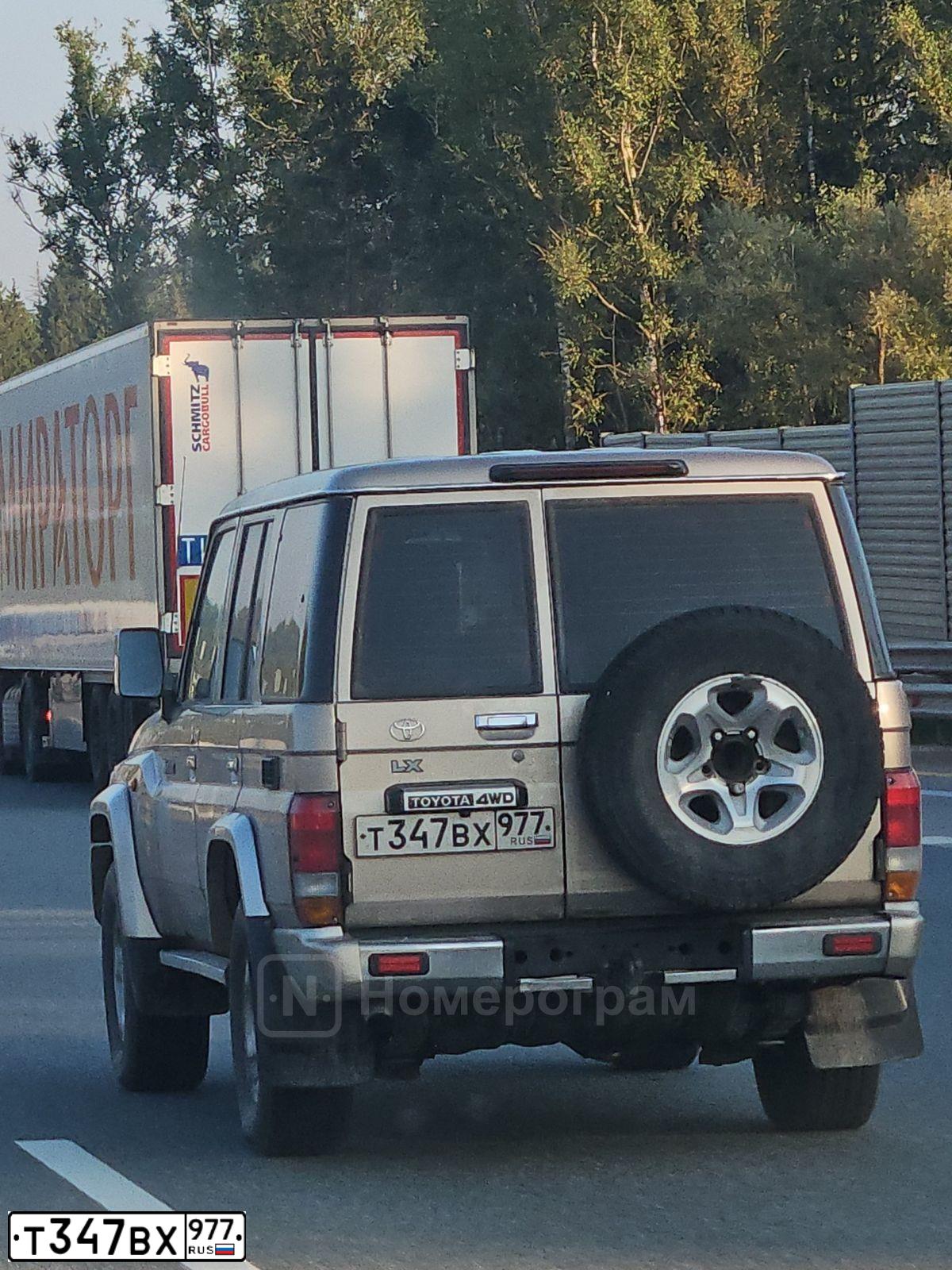 Фото автомобиля TOYOTA LANDCRUISER, 2013 — госномер Т347ВХ977. Цвет: БЕЖЕВЫЙ