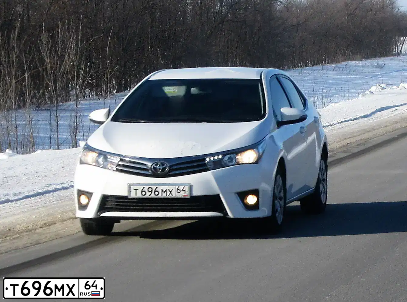 Фото автомобиля TOYOTA COROLLA, 2013 — госномер Т696МХ64. Цвет: Белый