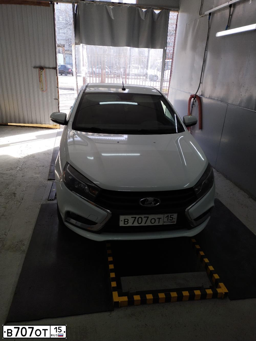 Фото автомобиля LADA VESTA, 2016 — госномер В333ХУ15. Цвет: БЕЛЫЙ