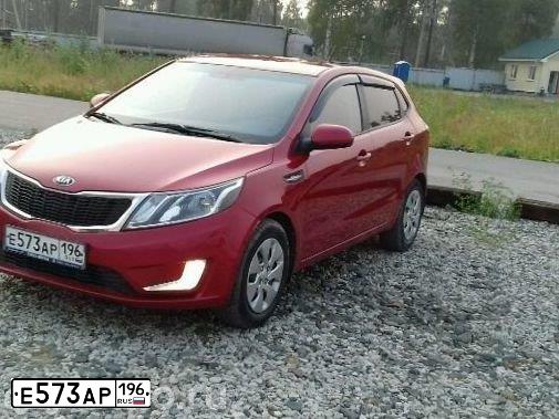 Фото автомобиля KIA RIO, 2013 — госномер Е573АР196. Цвет: КРАСНЫЙ