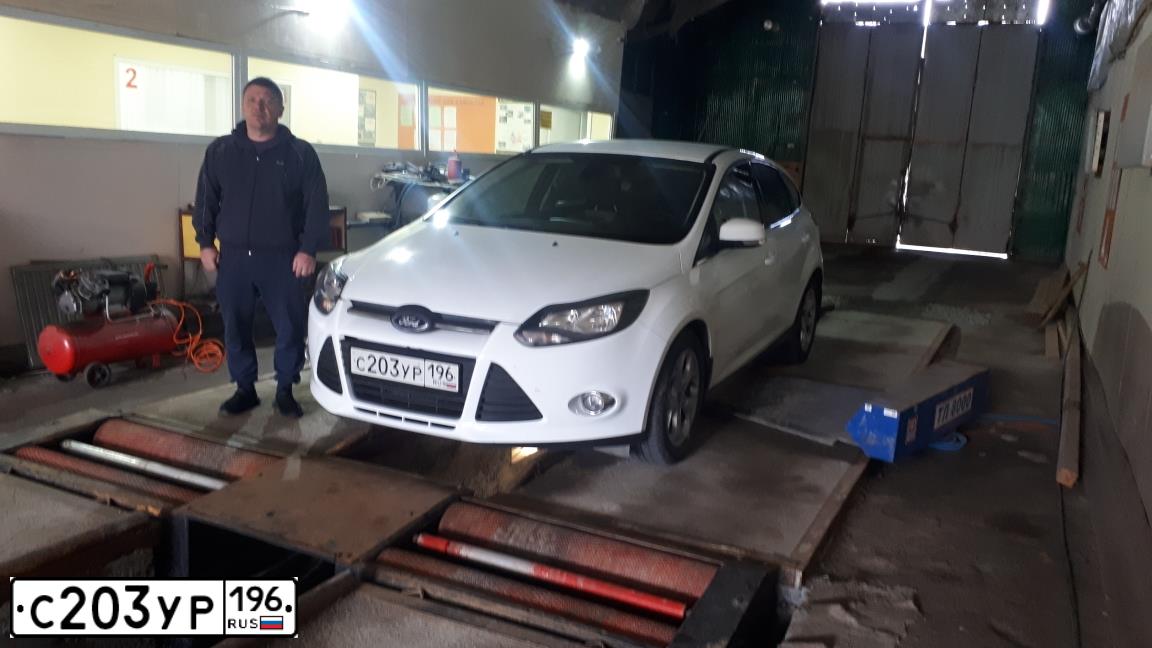 Фото автомобиля FORD FOCUS, 2013 — госномер Е096АН196. Цвет: Белый