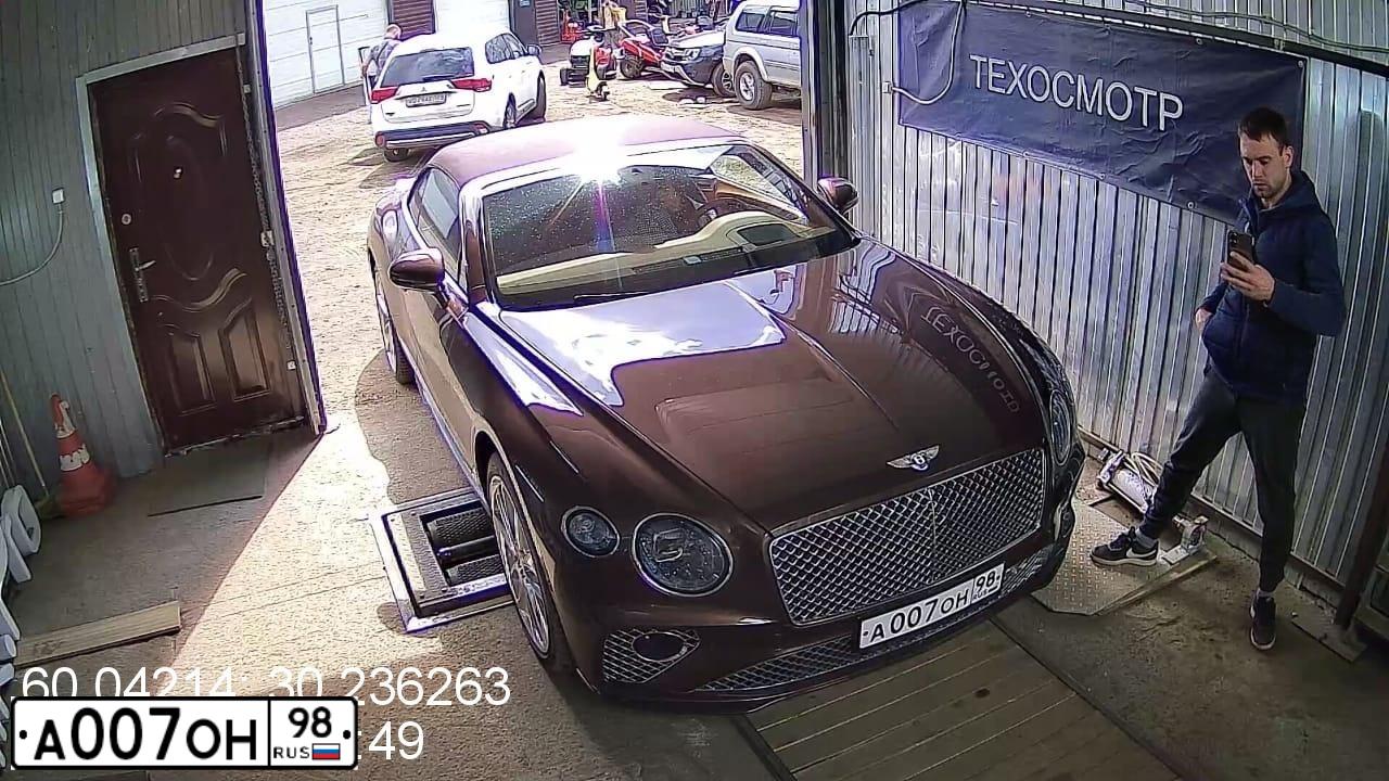 Фото автомобиля BENTLEY CONTINENTAL, 2020 — госномер Н882РХ198. Цвет: бронзовый