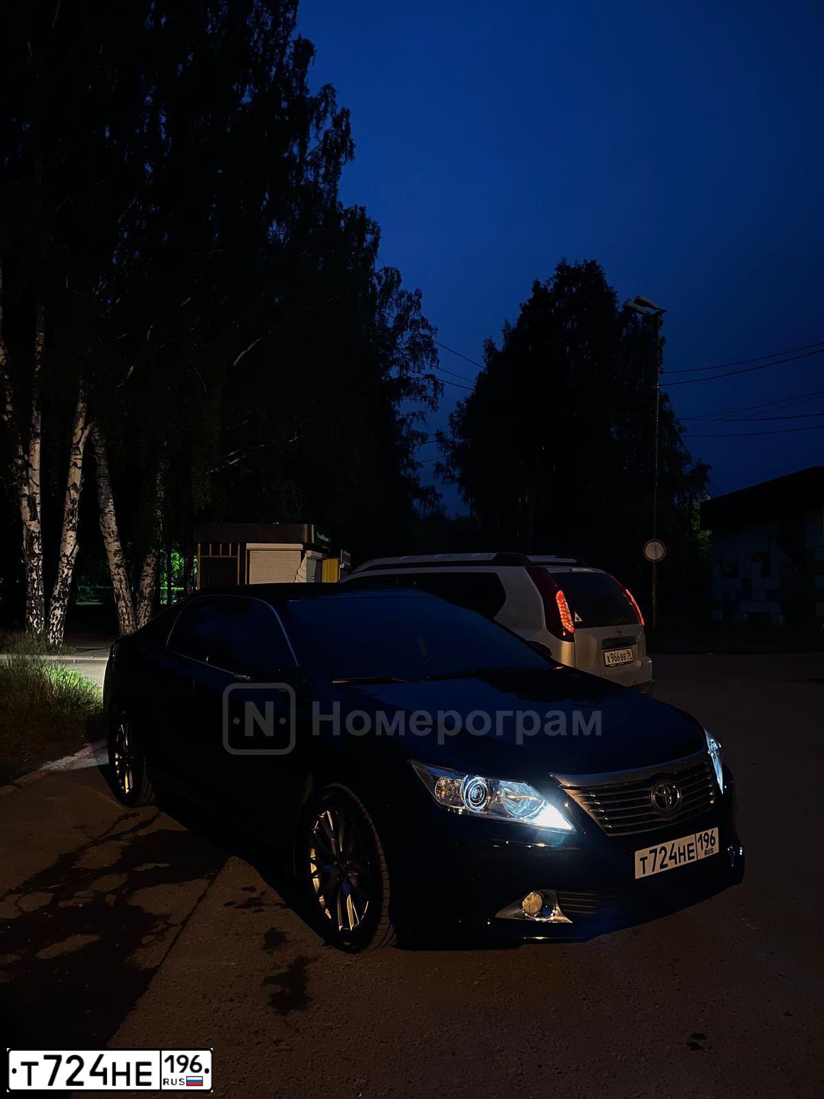 Фото автомобиля TOYOTA CAMRY, 2012 — госномер Т724НЕ196. Цвет: ЧЕРНЫЙ