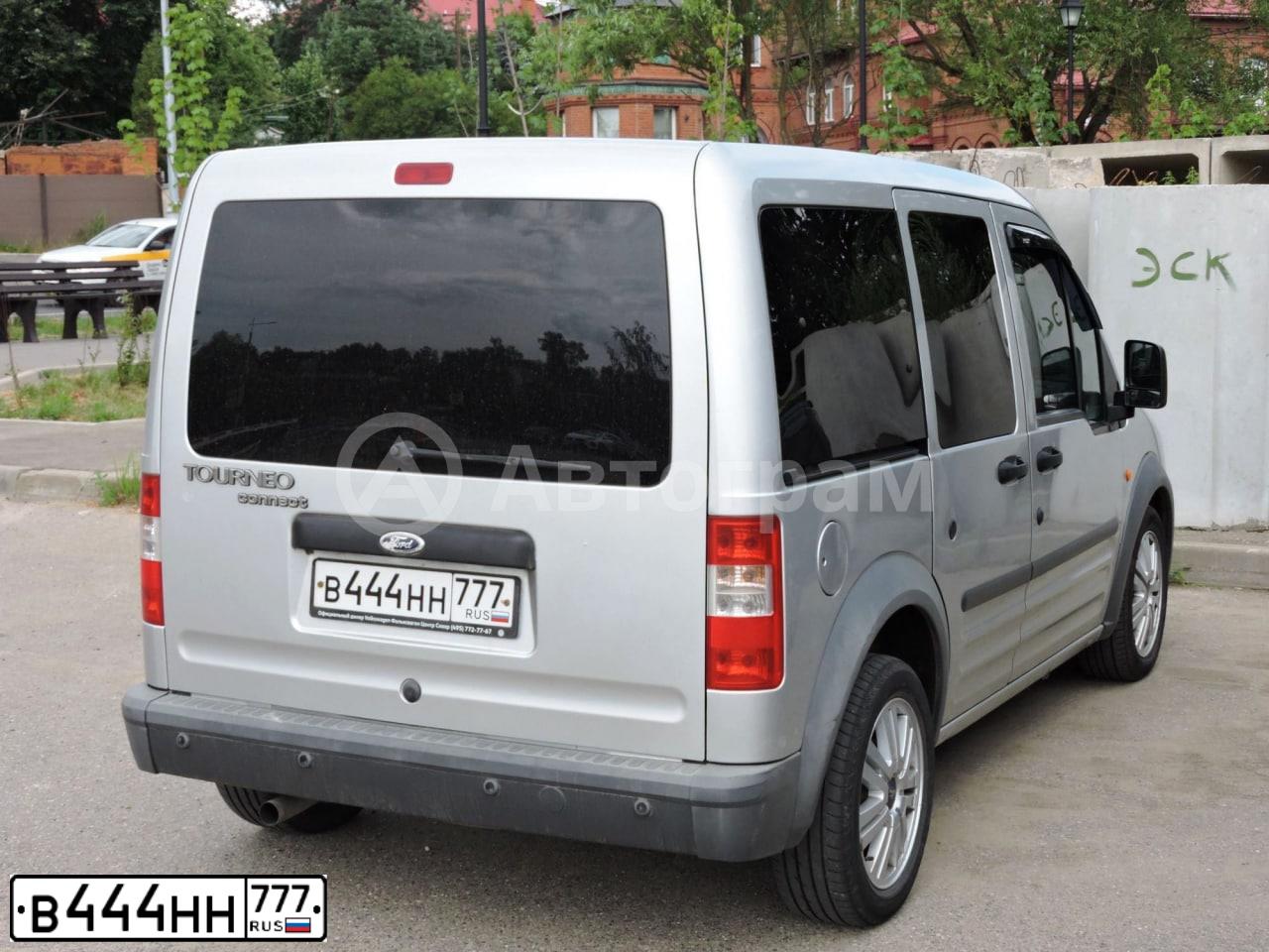 Фото автомобиля VOLKSWAGEN CARAVELLE, 2010 — госномер Р757КУ190. Цвет: БЕЖЕВЫЙ