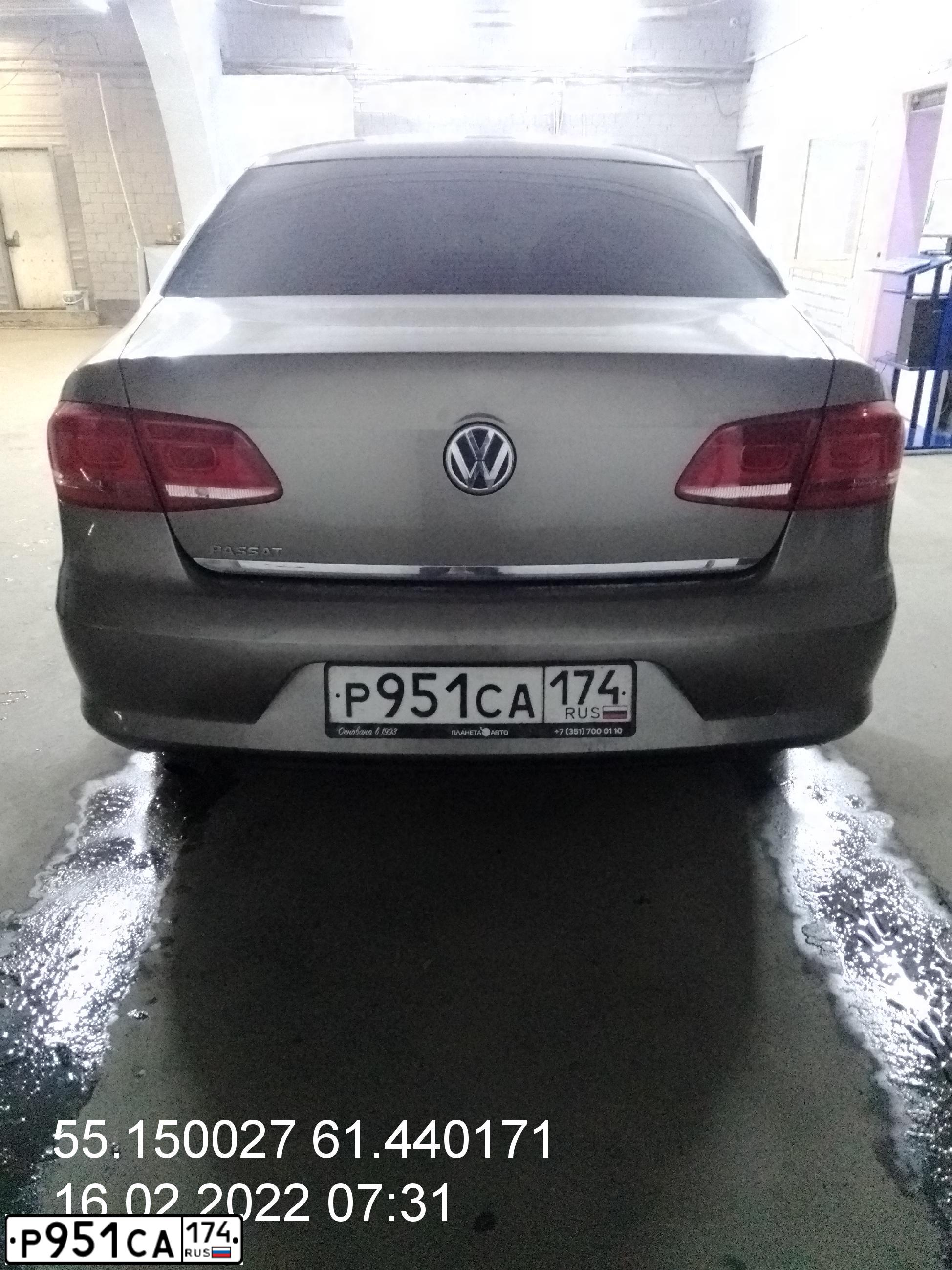 Фото автомобиля VOLKSWAGEN PASSAT, 2013 — госномер Т306АТ774. Цвет: БЕЖЕВО-СЕРЫЙ