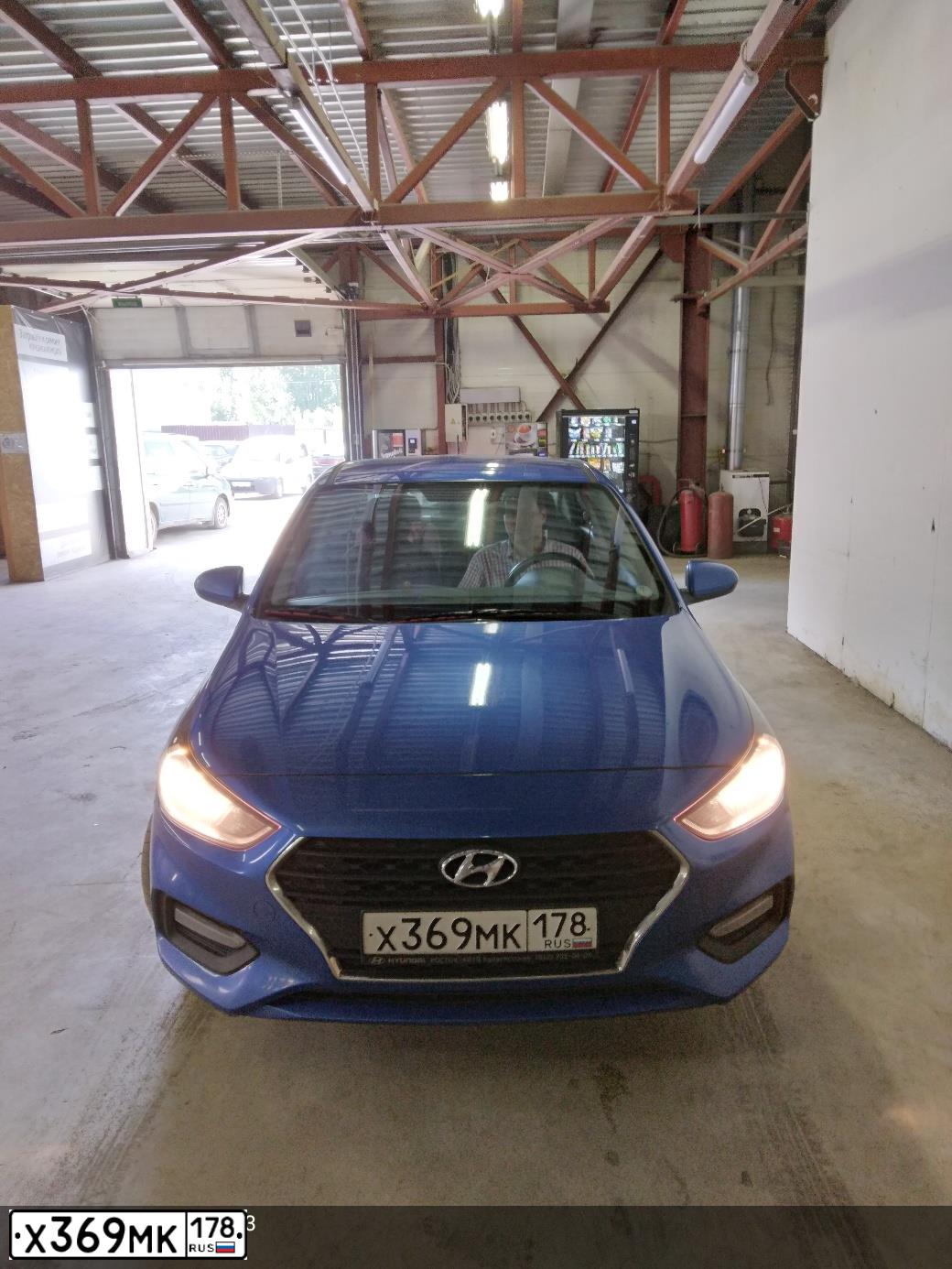 Фото автомобиля HYUNDAI SOLARIS, 2017 — госномер Х369МК178. Цвет: СИНИЙ