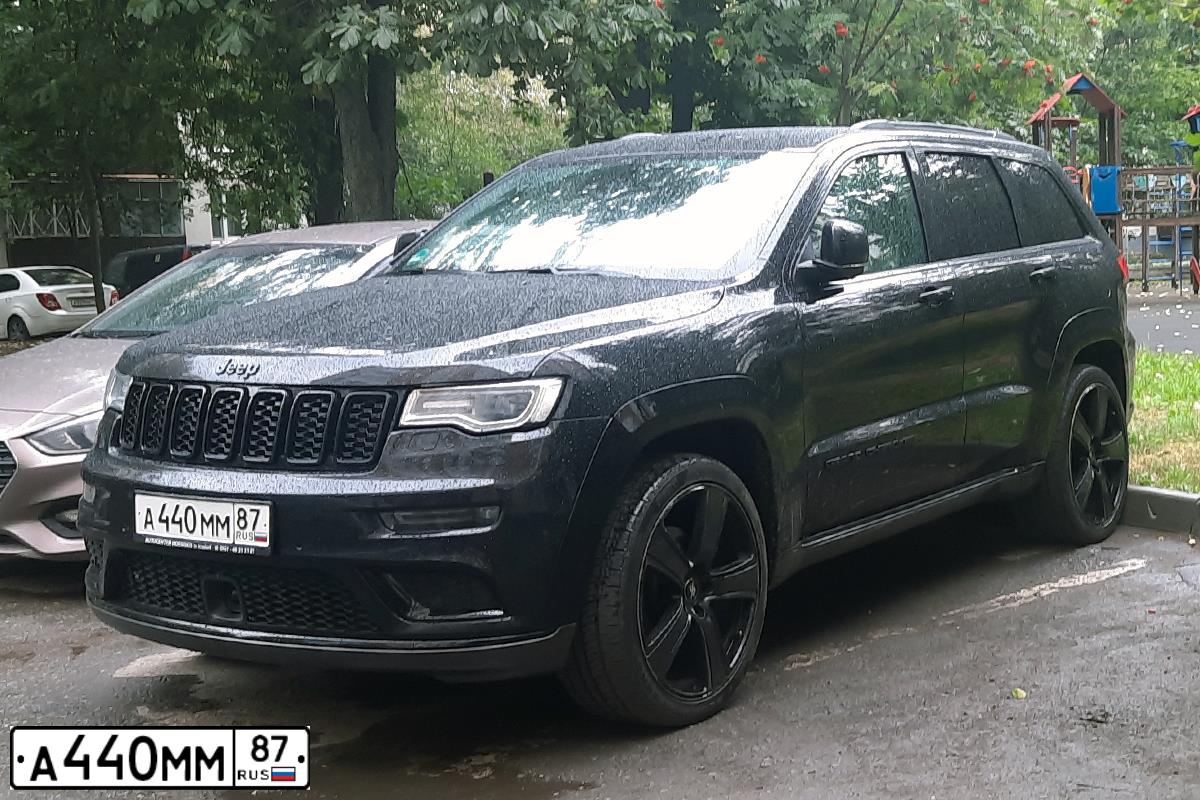 Фото автомобиля JEEP GRAND CHEROKEE, 2018 — госномер О406ОА87. Цвет: ЧЕРНЫЙ МЕТАЛИК