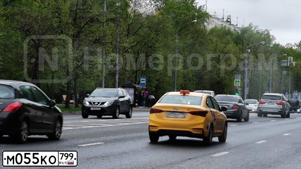 Фото автомобиля HYUNDAI SOLARIS, 2018 — госномер М055КО799. Цвет: ЖЕЛТЫЙ