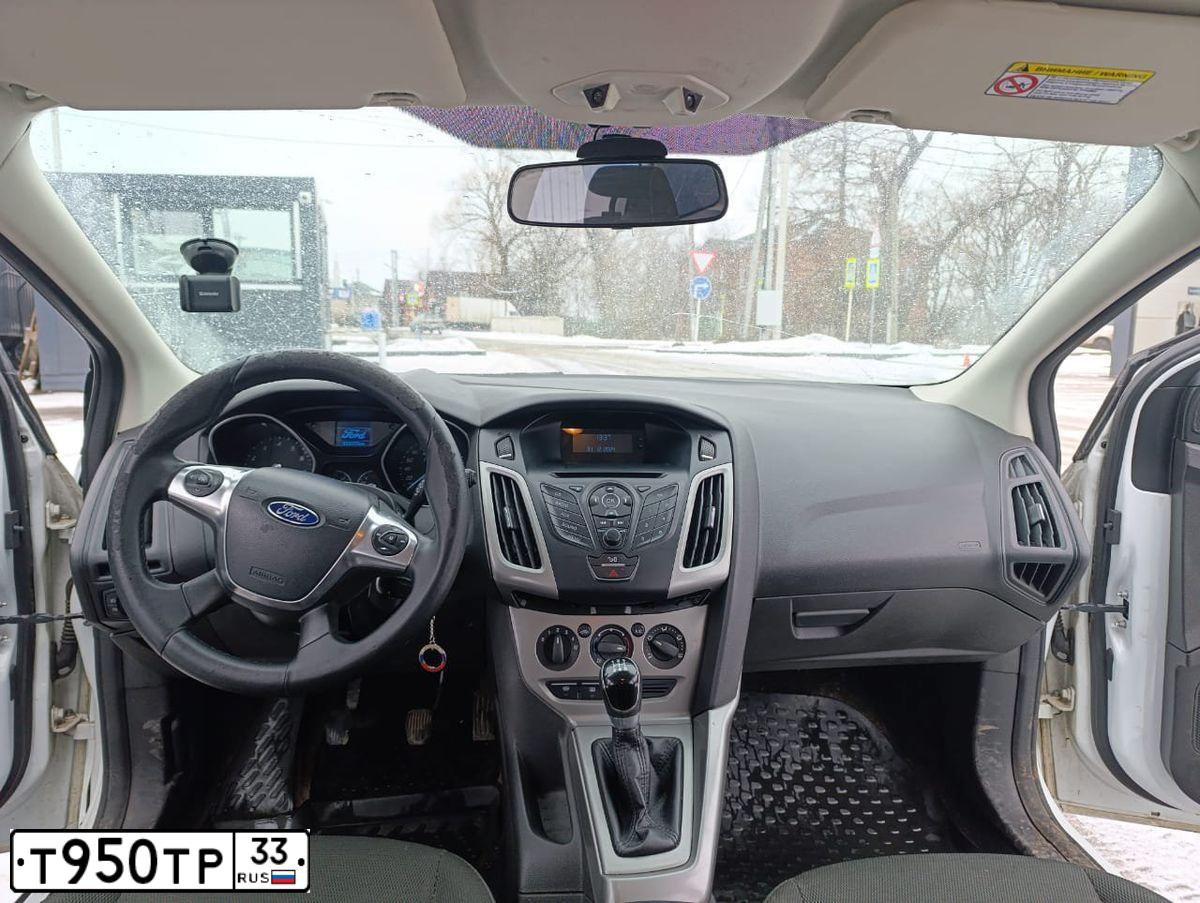 Фото автомобиля FORD FOCUS, 2013 — госномер Р070УВ62. Цвет: Белый
