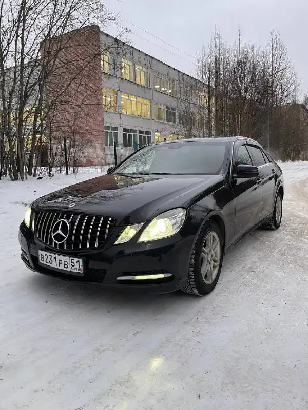Фото автомобиля MERCEDES E-KLASSE, 2012 — госномер В231РВ51. Цвет: ЧЕРНЫЙ