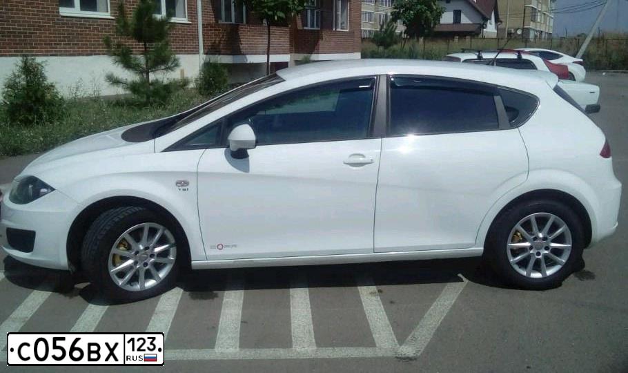 Фото автомобиля SEAT LEON, 2008 — госномер О665МТ123. Цвет: БЕЛЫЙ