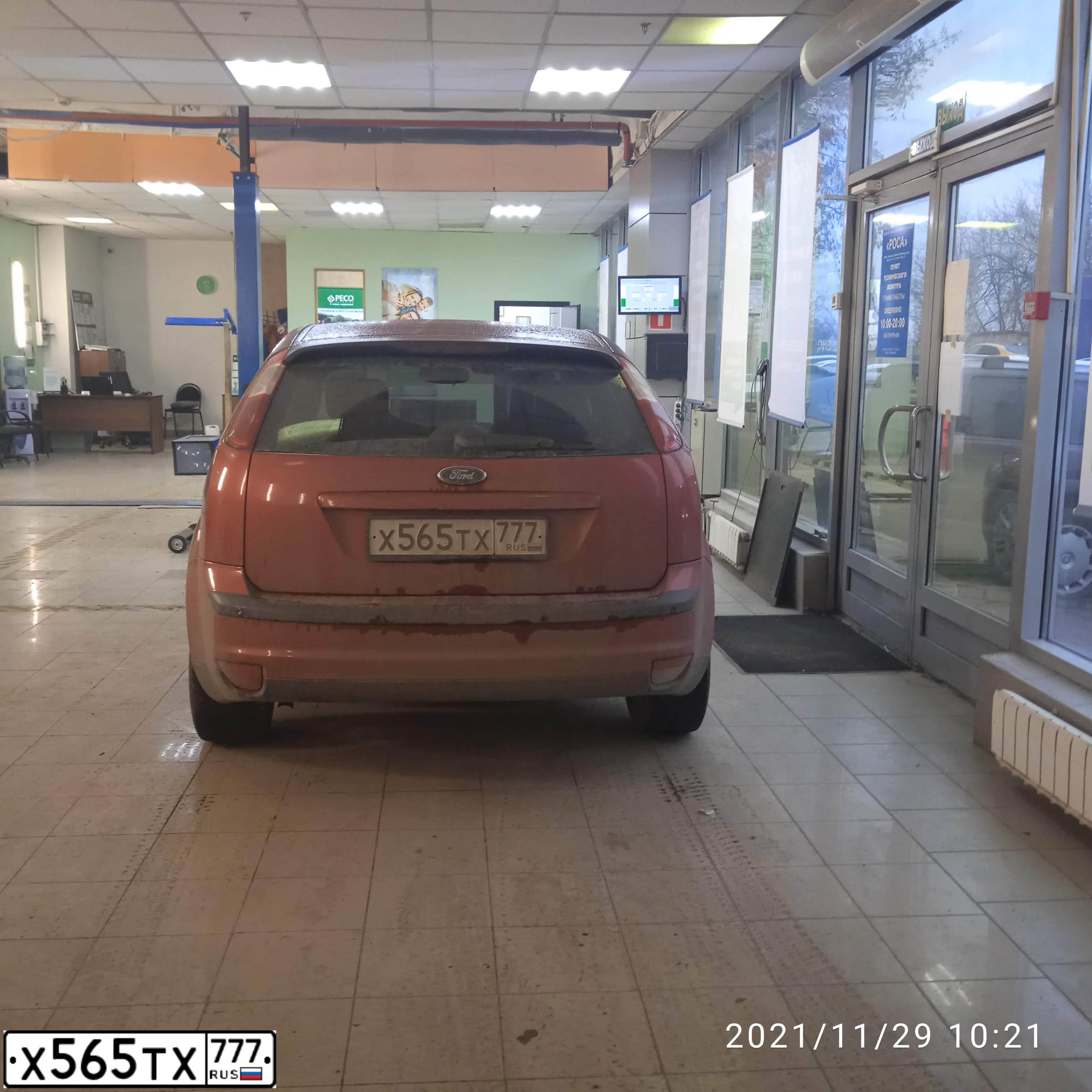 Фото автомобиля FORD FOCUS, 2005 — госномер Х565ТХ777. Цвет: ОРАНЖЕВЫЙ