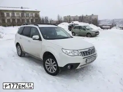 Фото автомобиля SUBARU FORESTER, 2012 — госномер Р177ЕМ51. Цвет: БЕЛЫЙ