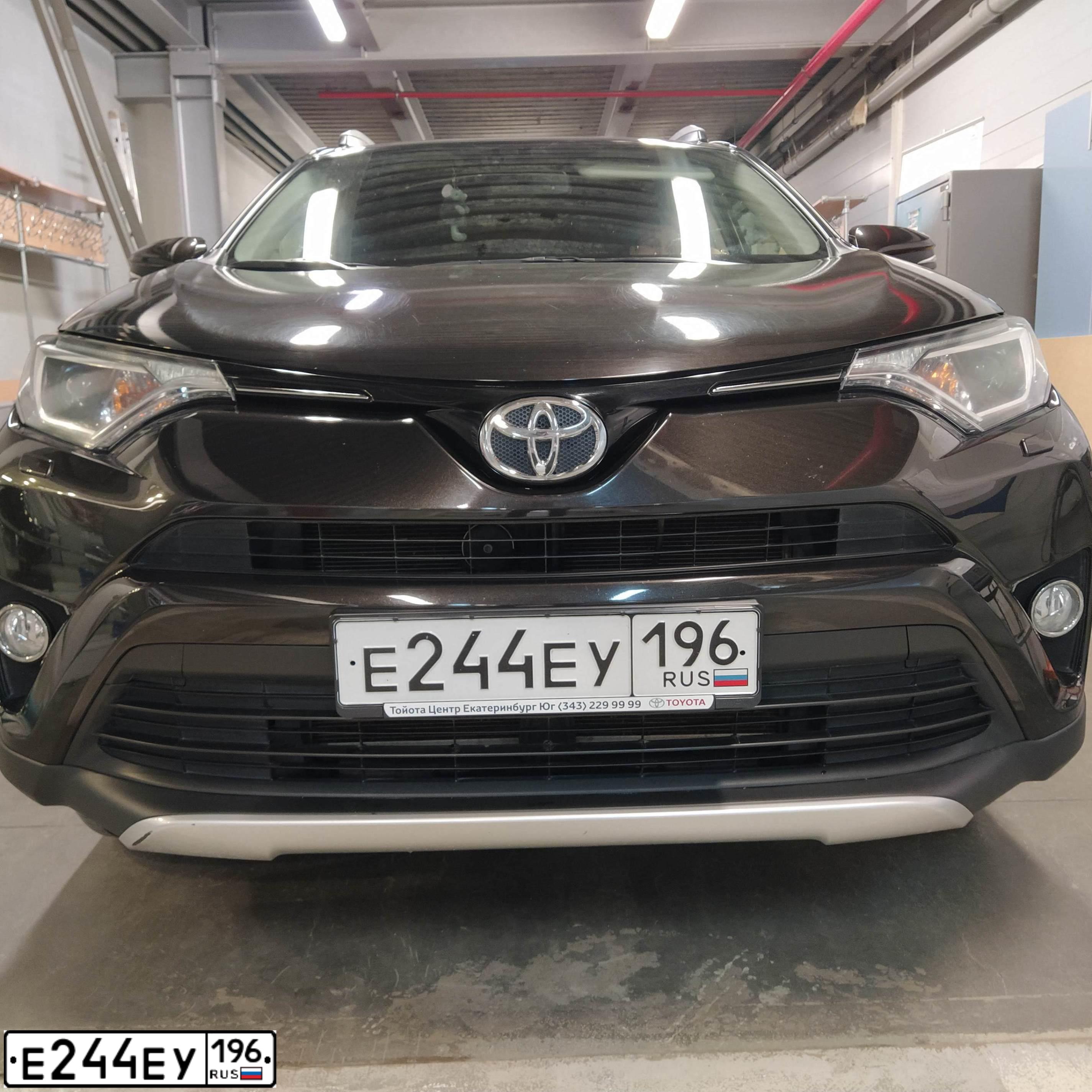 Фото автомобиля TOYOTA RAV4, 2016 — госномер Е244ЕУ196. Цвет: ТЕМНО КОРИЧНЕВЫЙ