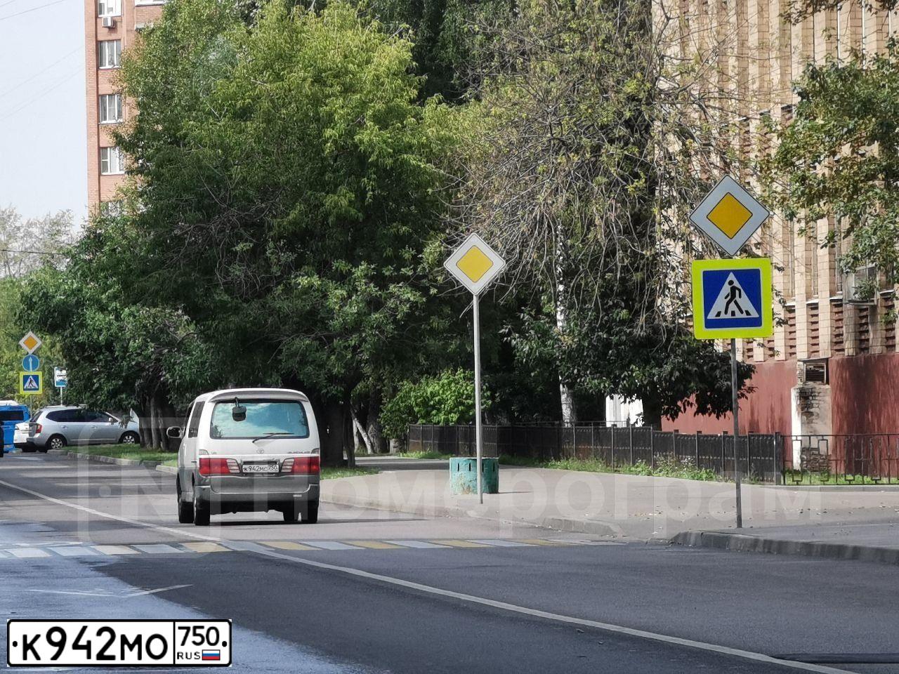 Фото автомобиля RENAULT SANDERO, 2016 — госномер К942МО750. Цвет: БЕЛЫЙ
