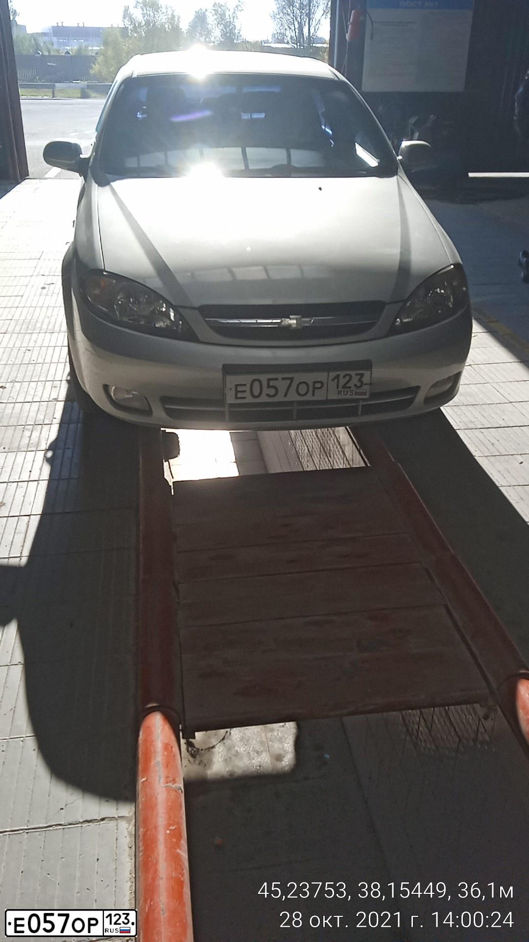 Фото автомобиля CHEVROLET LACETTI, 2006 — госномер Е057ОР123. Цвет: СЕРЕБРИСТЫЙ