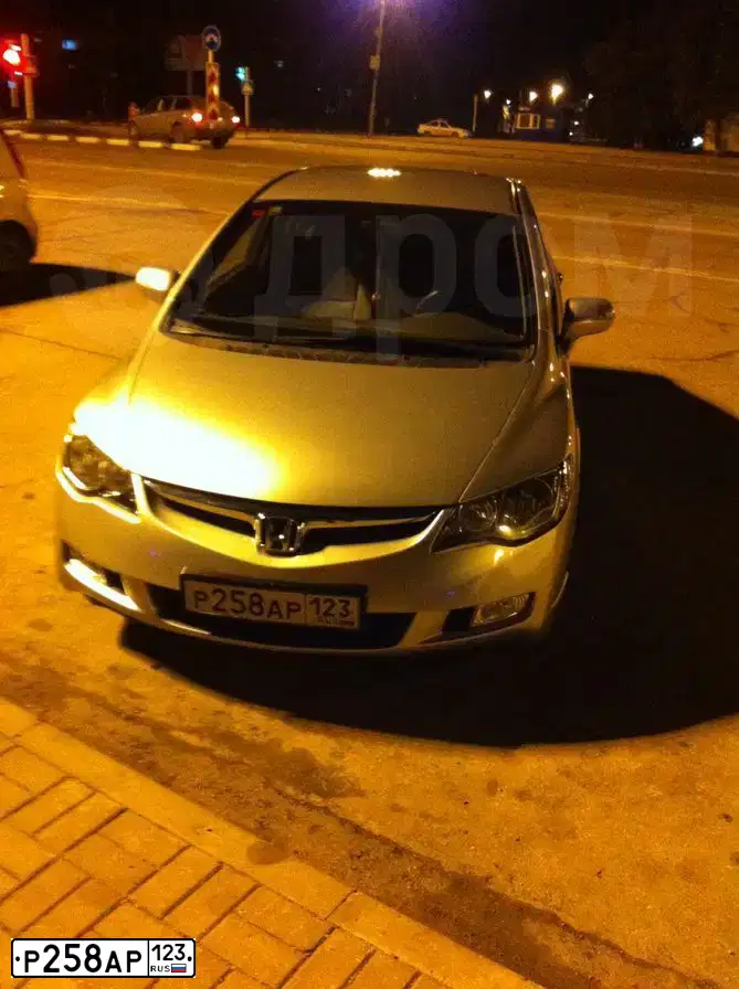 Фото автомобиля KIA RIO, 2011 — госномер Р258АВ123. Цвет: Красный