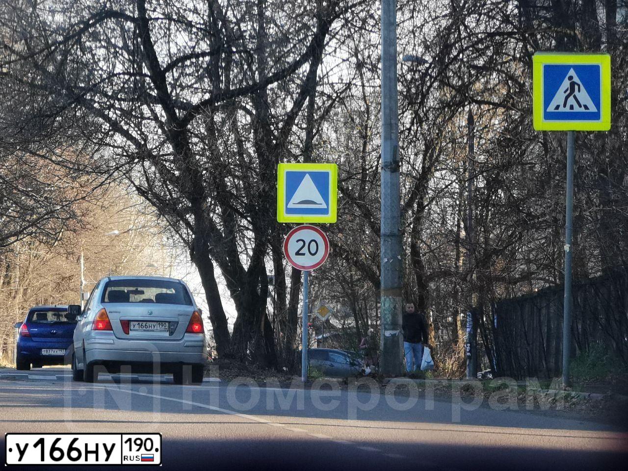 Фото автомобиля SUZUKI LIANA, 2005 — госномер У166НУ190. Цвет: СЕРЫЙ