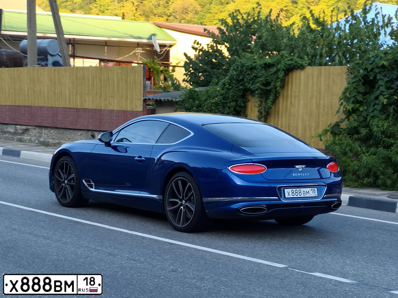 Фото автомобиля BENTLEY CONTINENTAL, 2019 — госномер Х888ВМ18. Цвет: СИНИЙ