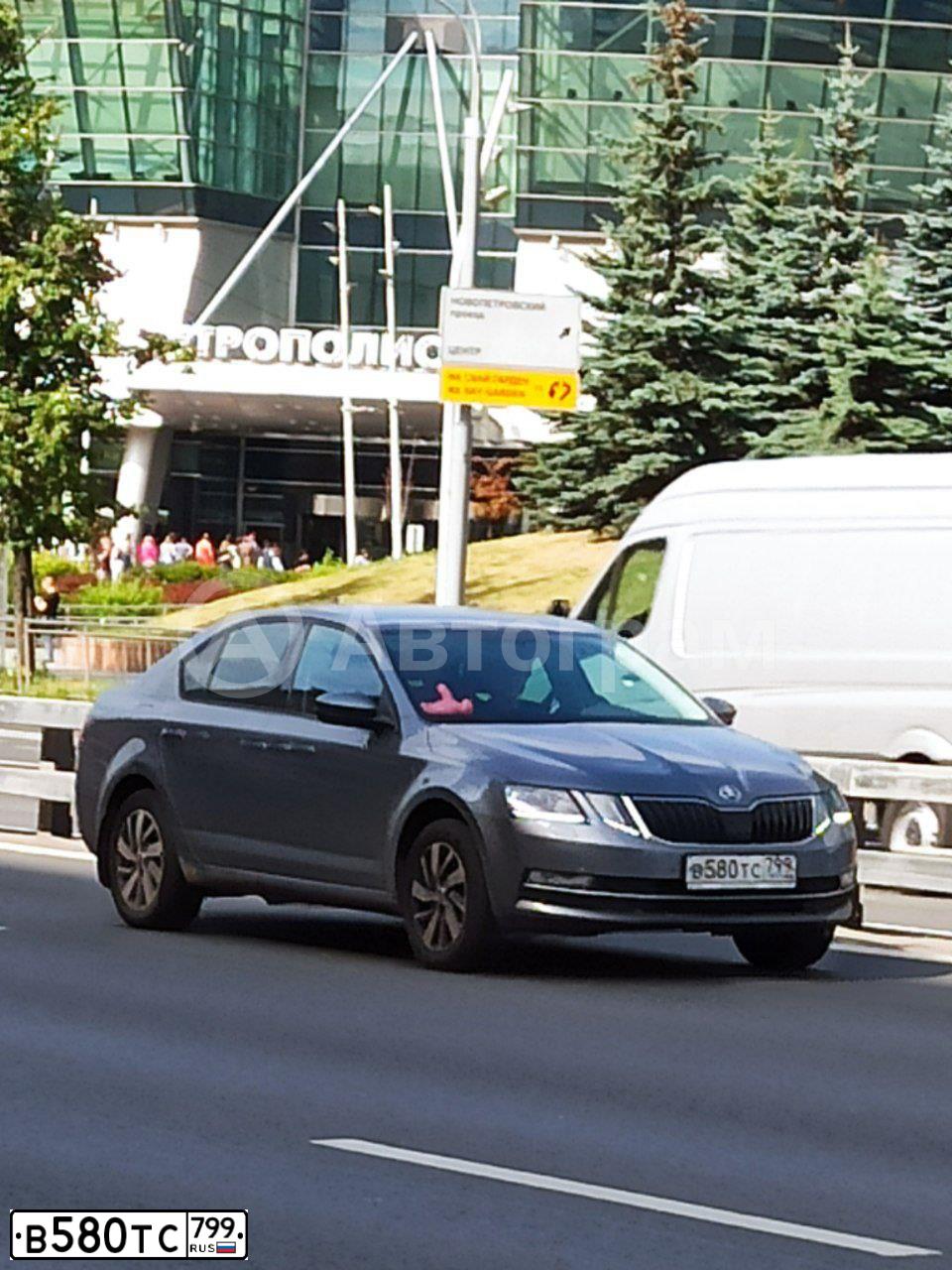Фото автомобиля SKODA OCTAVIA, 2020 — госномер В580ТС799. Цвет: СЕРЫЙ