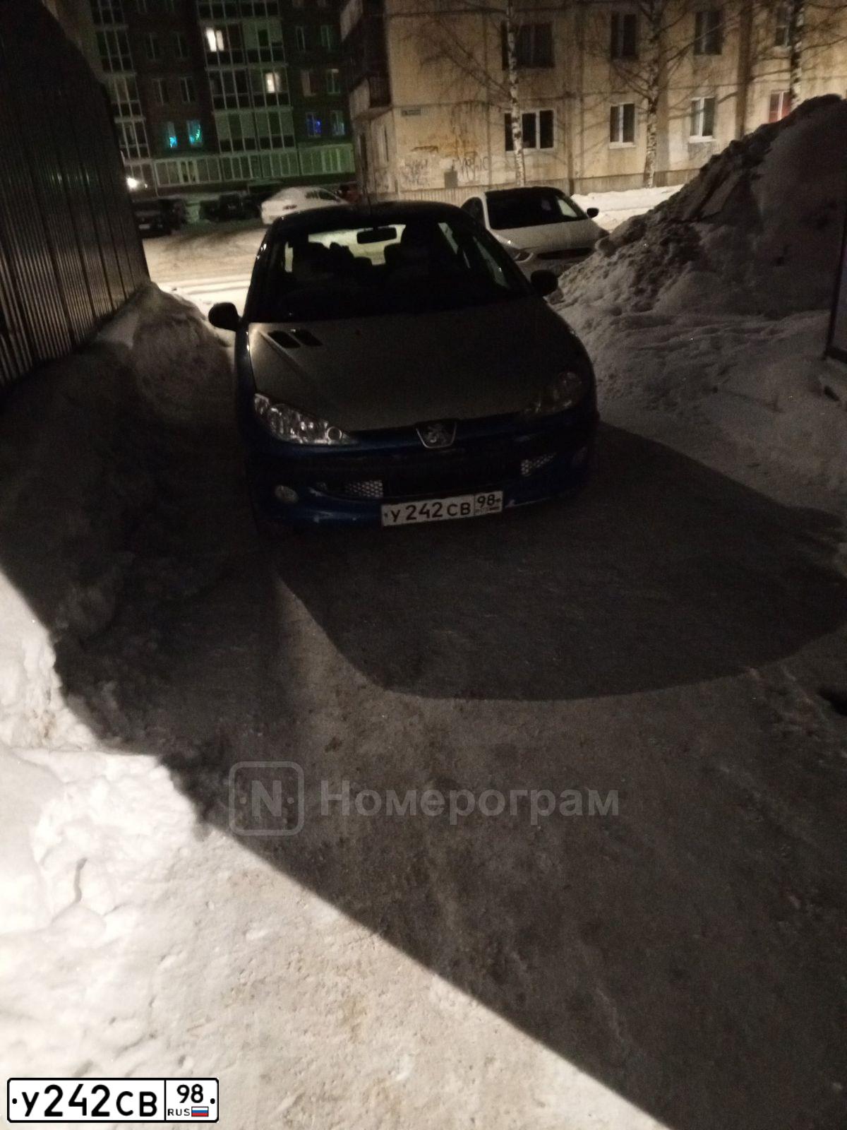 Фото автомобиля PEUGEOT 206, 2005 — госномер Е825ММ147. Цвет: ЯРКО-СИНИЙ