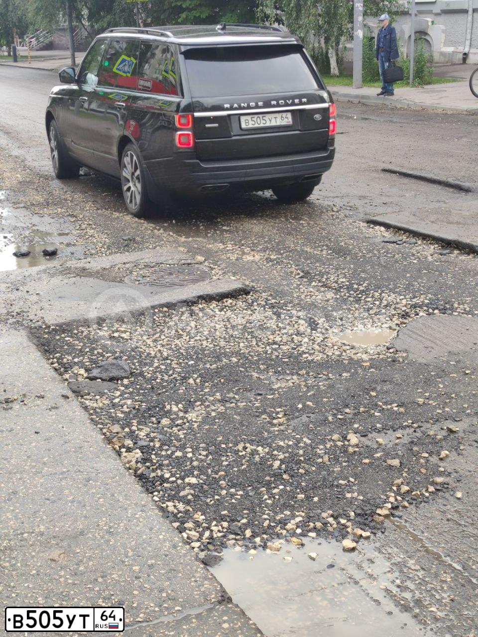 Фото автомобиля LANDROVER RANGE ROVER SPORT, 2012 — госномер В505УТ64. Цвет: ЧЕРНЫЙ