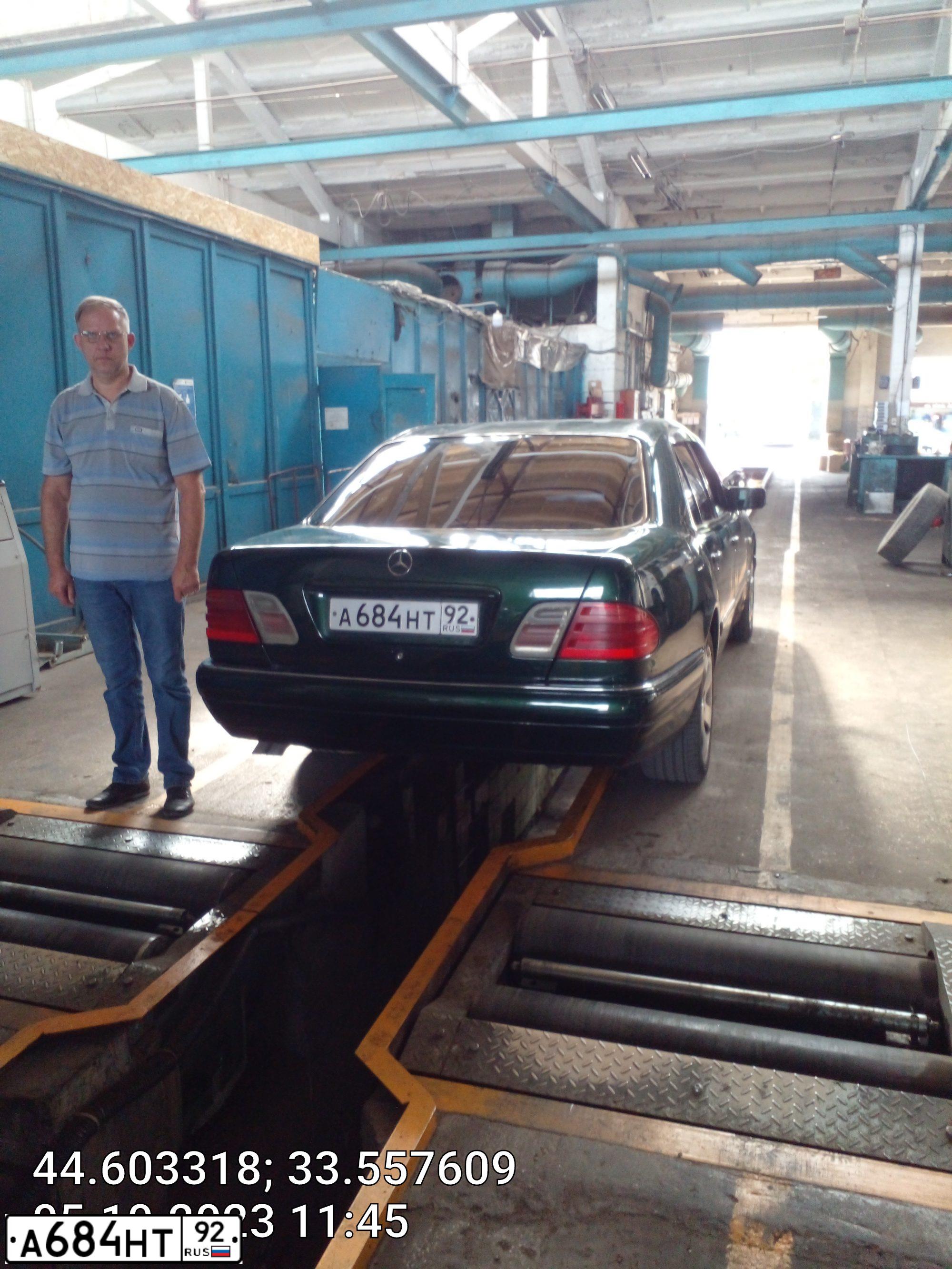 Фото автомобиля MERCEDES E-KLASSE, 1998 — госномер А684НТ92. Цвет: Темно-зеленый