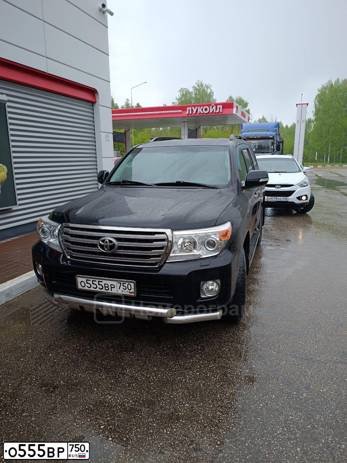 Фото автомобиля TOYOTA LANDCRUISER 200, 2015 — госномер О555ВР750. Цвет: ЧЕРНЫЙ