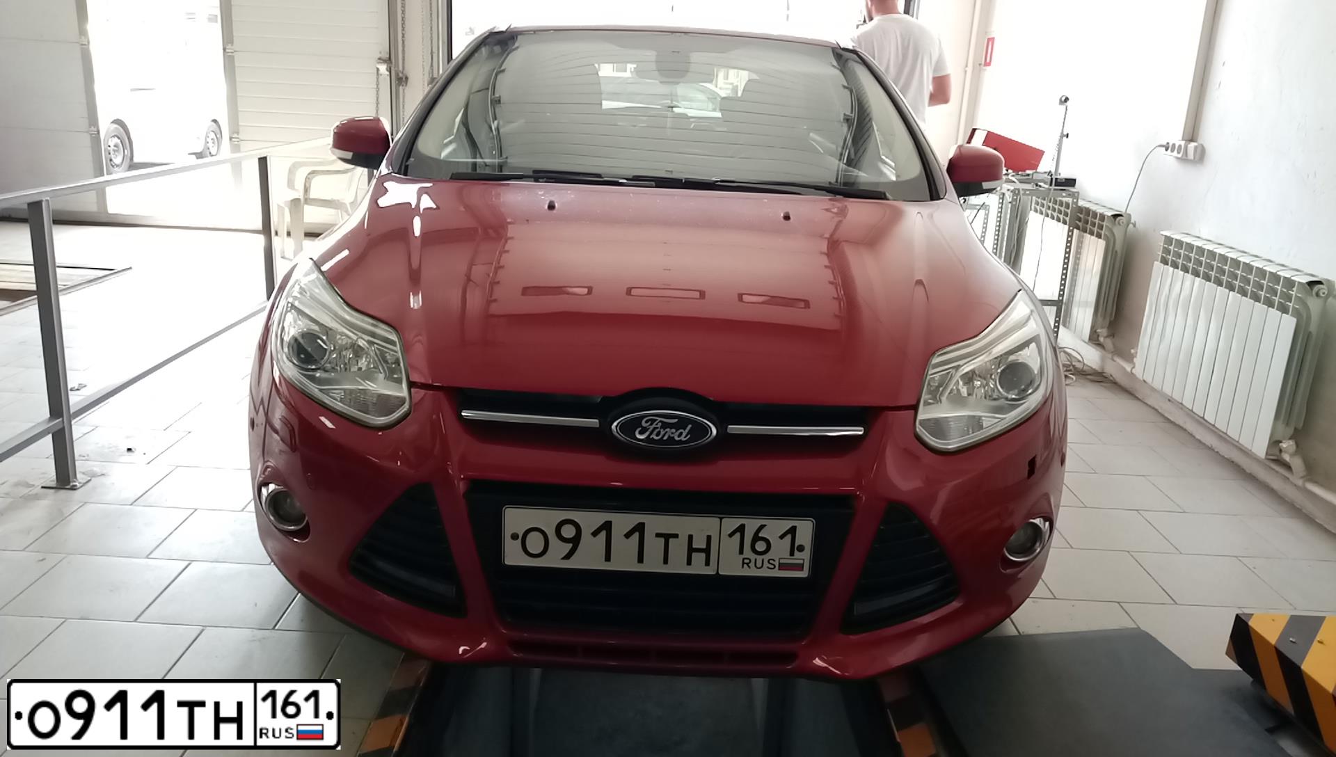 Фото автомобиля FORD FOCUS, 2012 — госномер Н200НМ161. Цвет: Красный