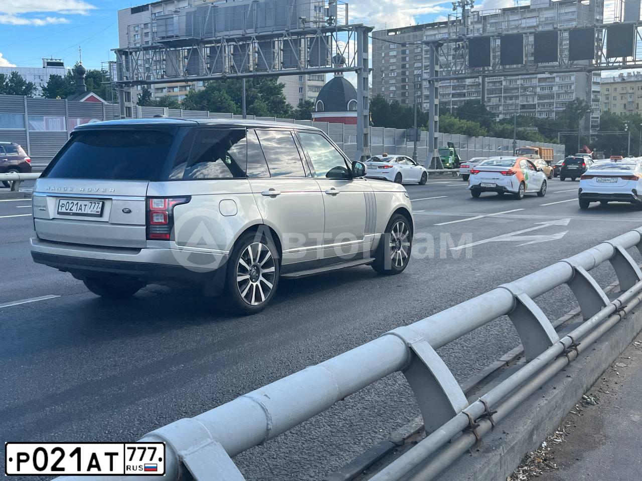 Фото автомобиля LANDROVER RANGE ROVER, 2013 — госномер Р021АТ777. Цвет: СЕРЫЙ