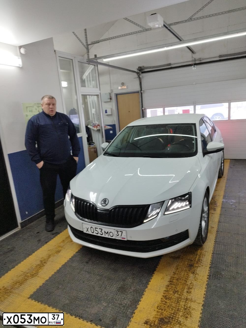 Фото автомобиля SKODA OCTAVIA, 2018 — госномер О117ОМ29. Цвет: Белый