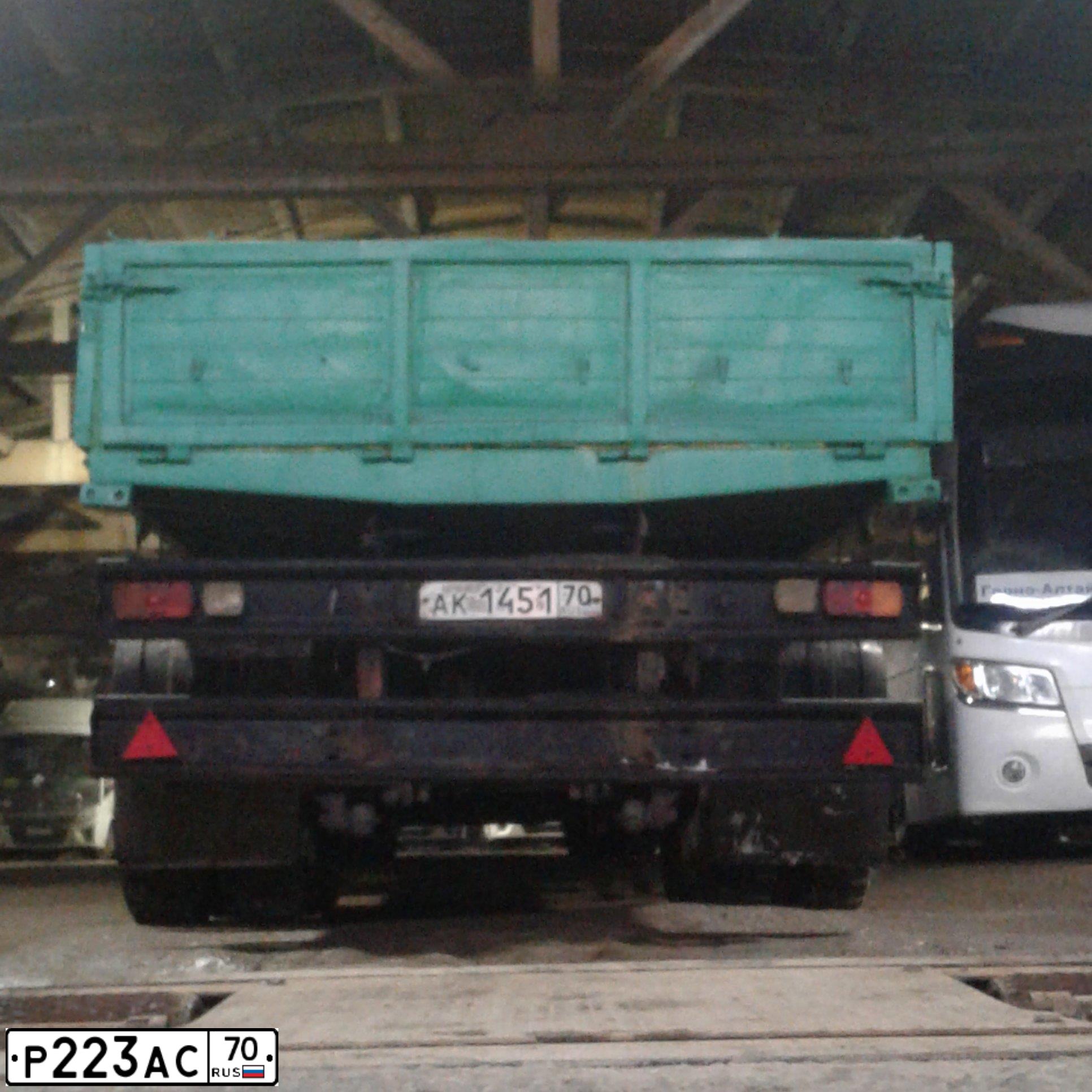 Фото автомобиля KAMAZ 54115 /6X4/, 2001 — госномер Р223АС70. Цвет: СВЕТЛО-СЕРЫЙ