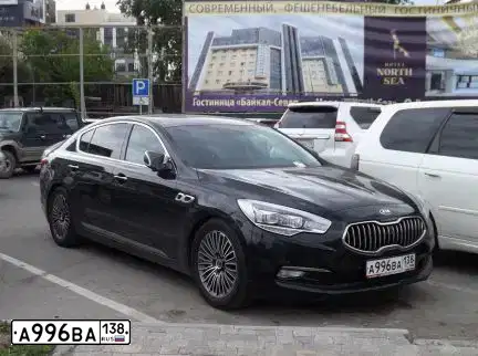Фото автомобиля KIA QUORIS, 2013 — госномер В995НУ138. Цвет: ЧЕРНЫЙ