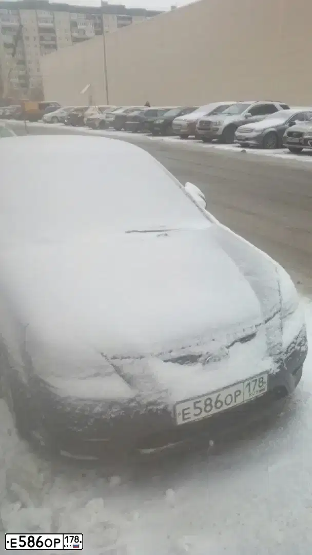 Фото автомобиля KIA RIO, 2011 — госномер Е586ОР178. Цвет: ЧЕРНЫЙ