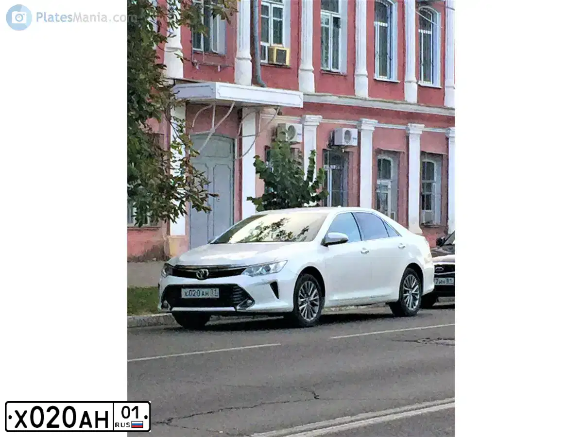 Фото автомобиля TOYOTA CAMRY, 2016 — госномер Х020АН01. Цвет: БЕЛЫЙ ПЕРЛАМУТР