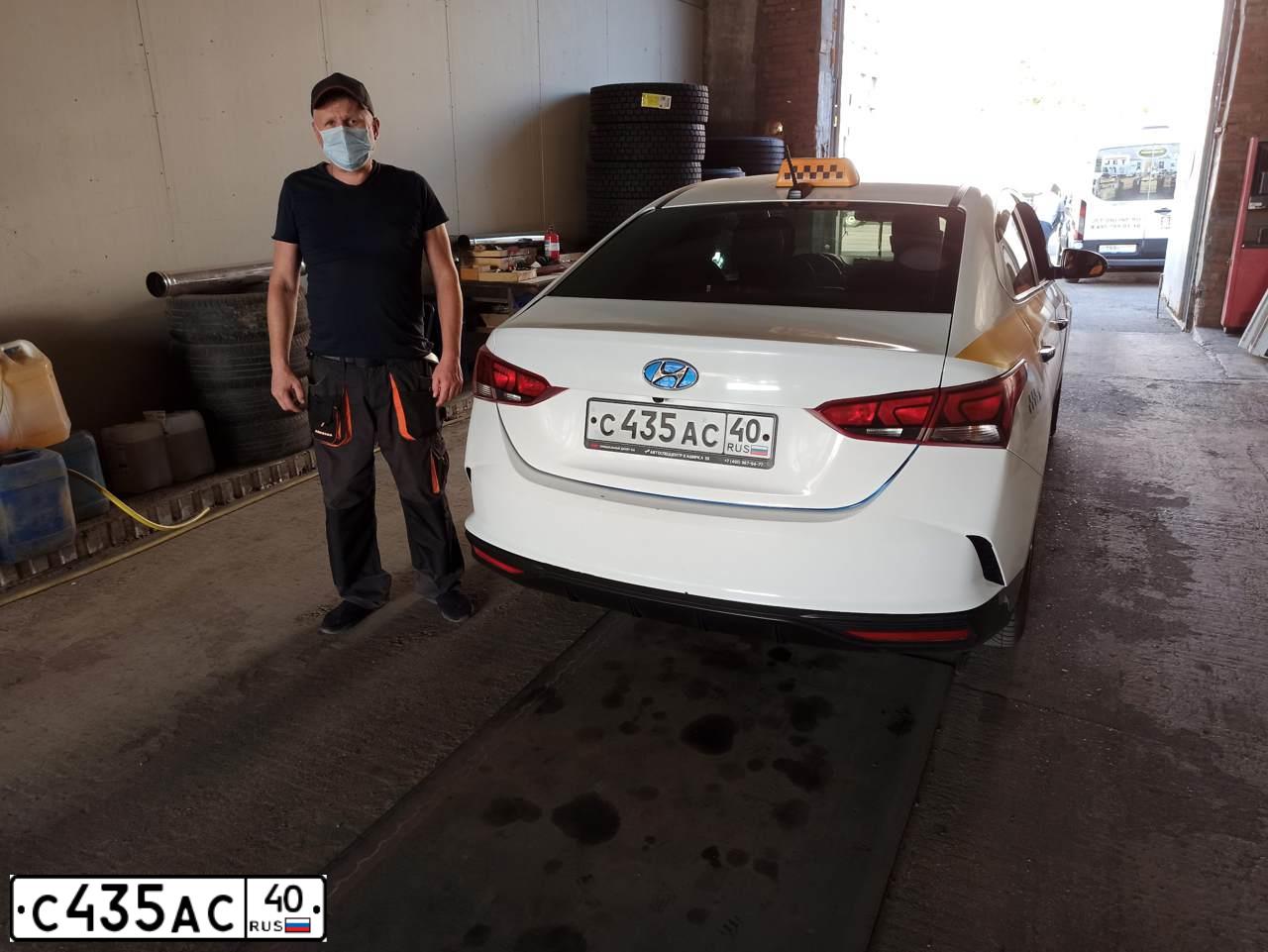 Фото автомобиля HYUNDAI SOLARIS, 2020 — госномер С435АС40. Цвет: БЕЛЫЙ-ЖЕЛТЫЙ-СЕРЫЙ