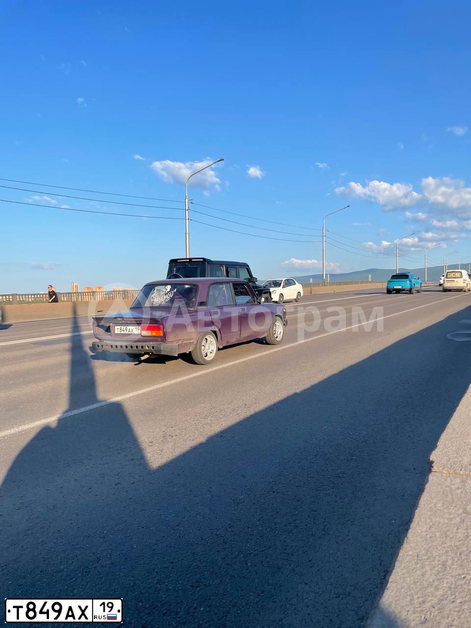 Фото автомобиля LADA 2107, 2001 — госномер Т156СР123. Цвет: ФИОЛЕТОВЫЙ