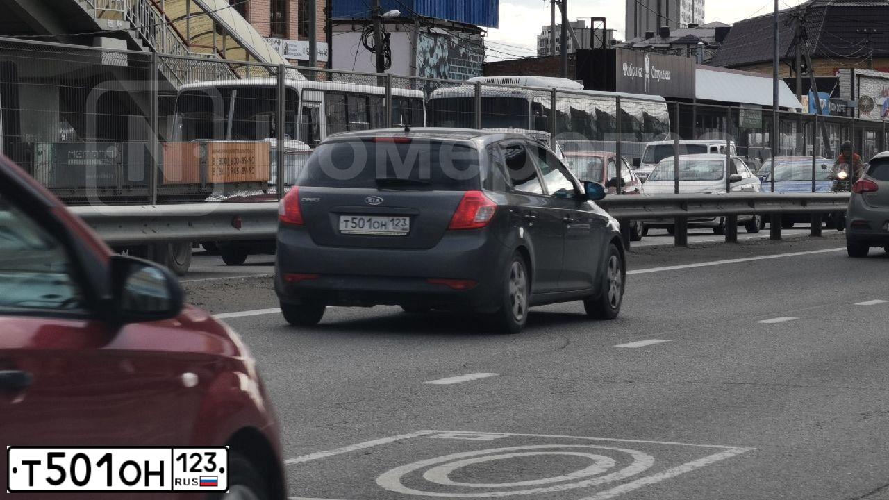 Фото автомобиля KIA CEE'D, 2010 — госномер Т501ОН123. Цвет: Серебристый