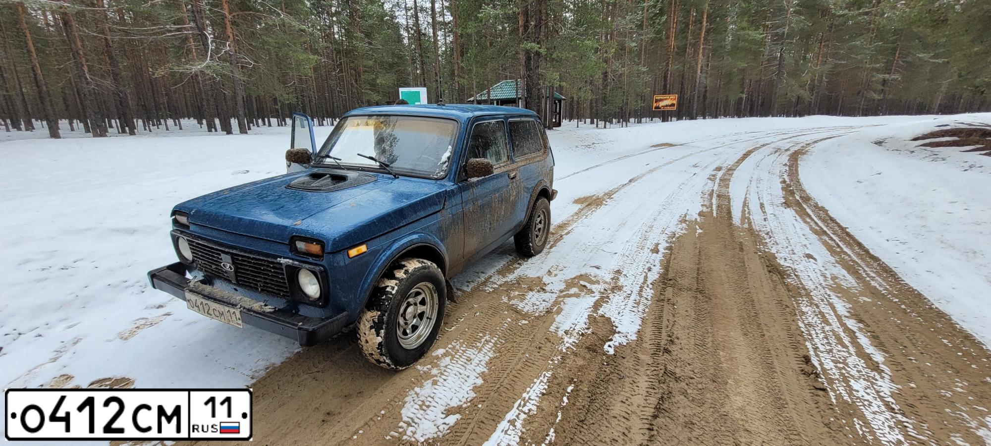 Фото автомобиля LADA NIVA, 2000 — госномер Р157ХЕ11. Цвет: Сине-зеленый