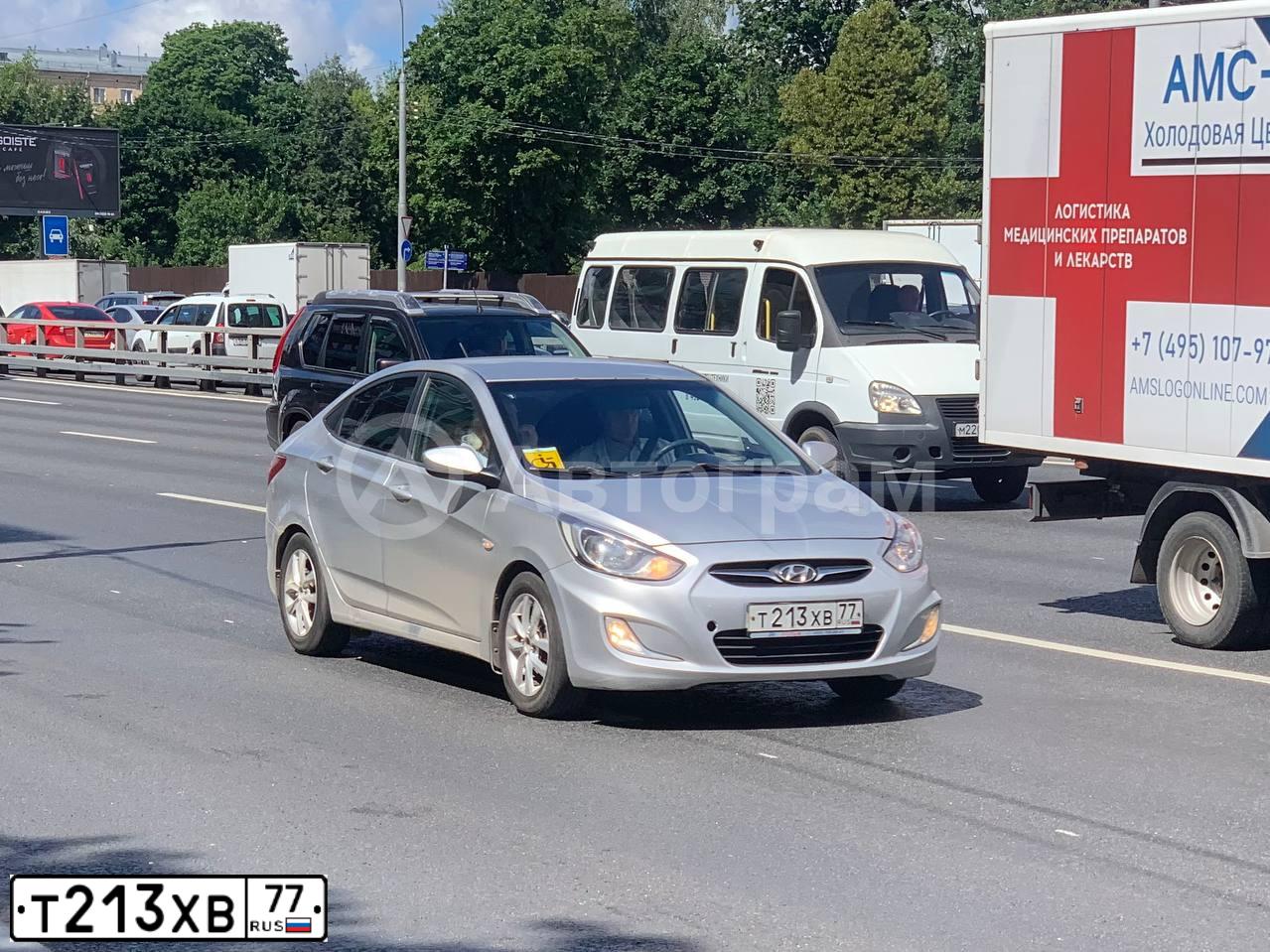 Фото автомобиля HYUNDAI SOLARIS, 2012 — госномер Т213ХВ77. Цвет: СЕРЫЙ