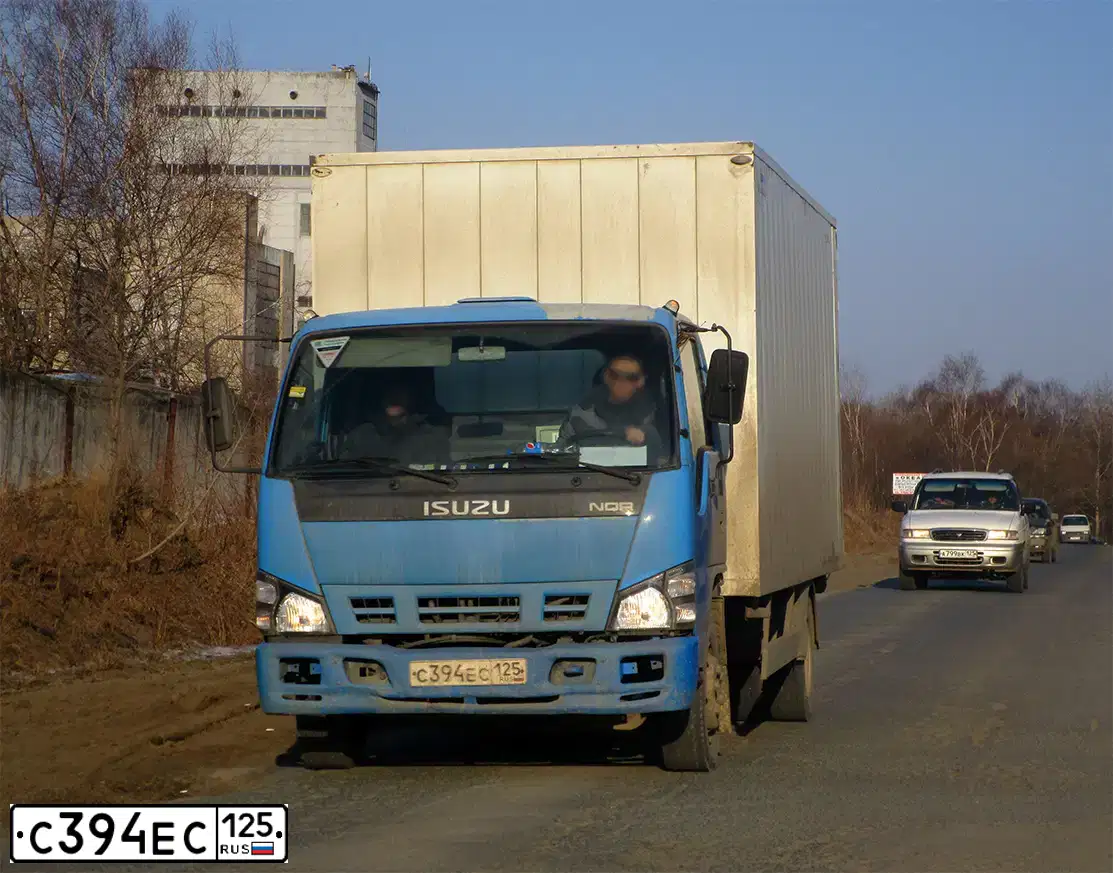 Фото автомобиля ISUZU U NQR, 2010 — госномер Е833РВ125. Цвет: синий