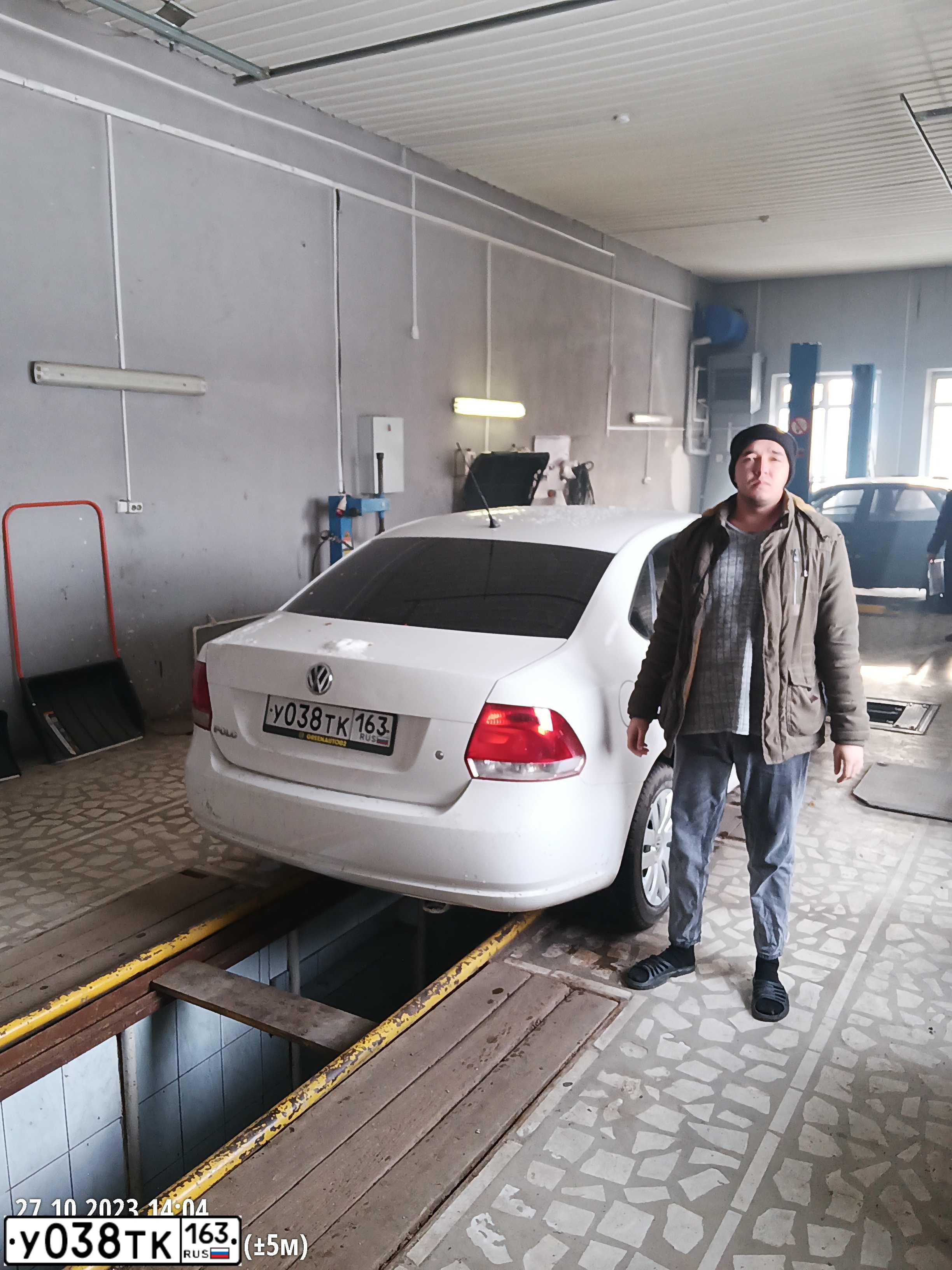 Фото автомобиля VOLKSWAGEN POLO, 2012 — госномер М906УО702. Цвет: Белый
