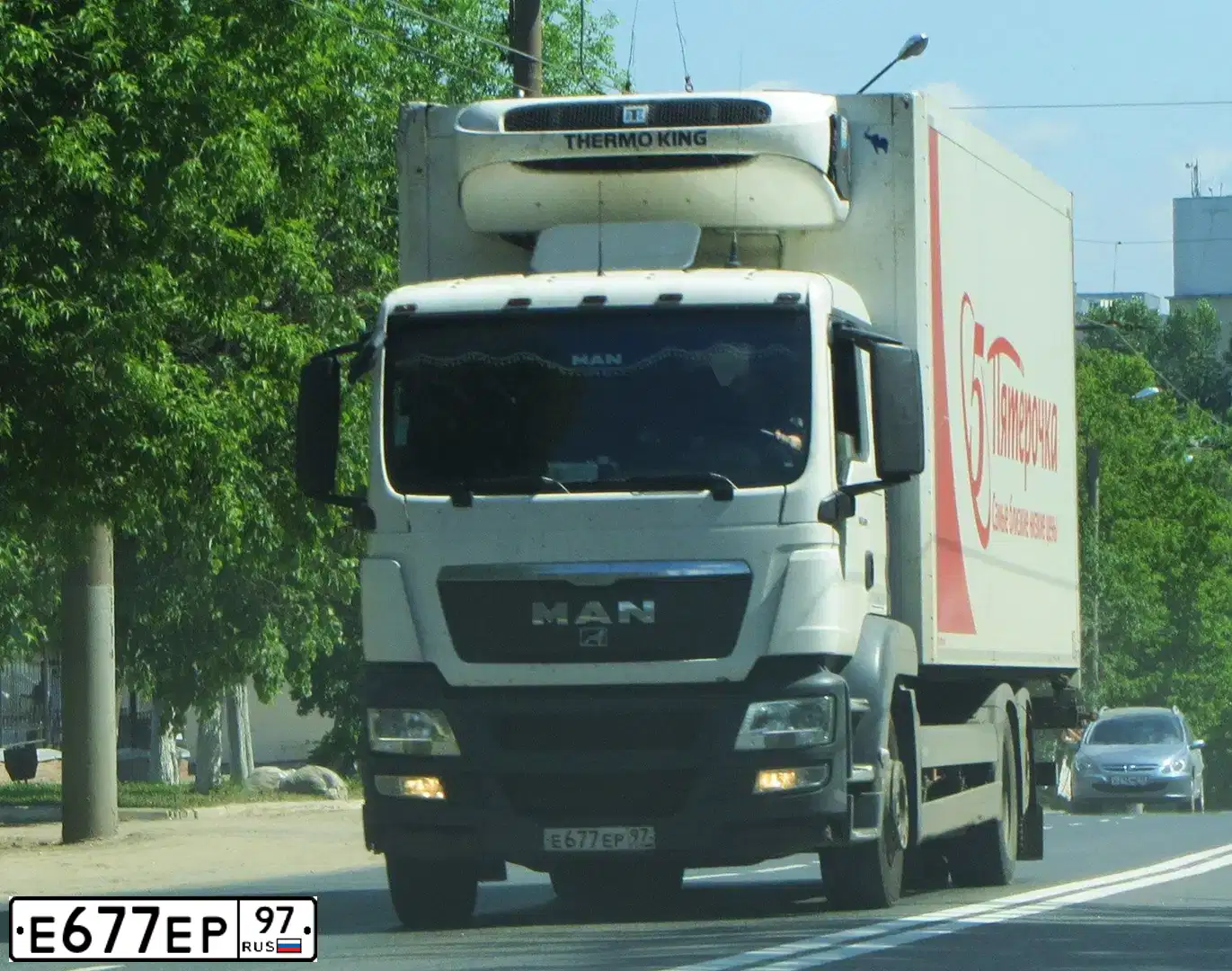 Фото автомобиля MAN TGS 26.XXX /6X2/, 2012 — госномер Е677ЕР97. Цвет: СЕРЕБРИСТО СЕРЫЙ